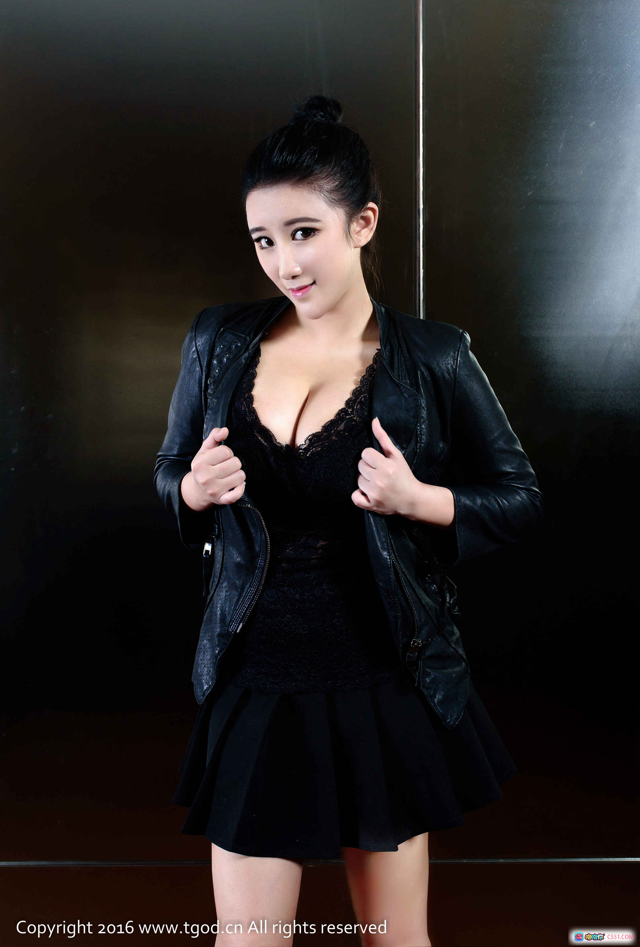 图片[2] - 香港小紫藤Kristalivy性感写真：红色蕾丝内衣+黑丝美腿沙发躺姿私房照 - 就要吻