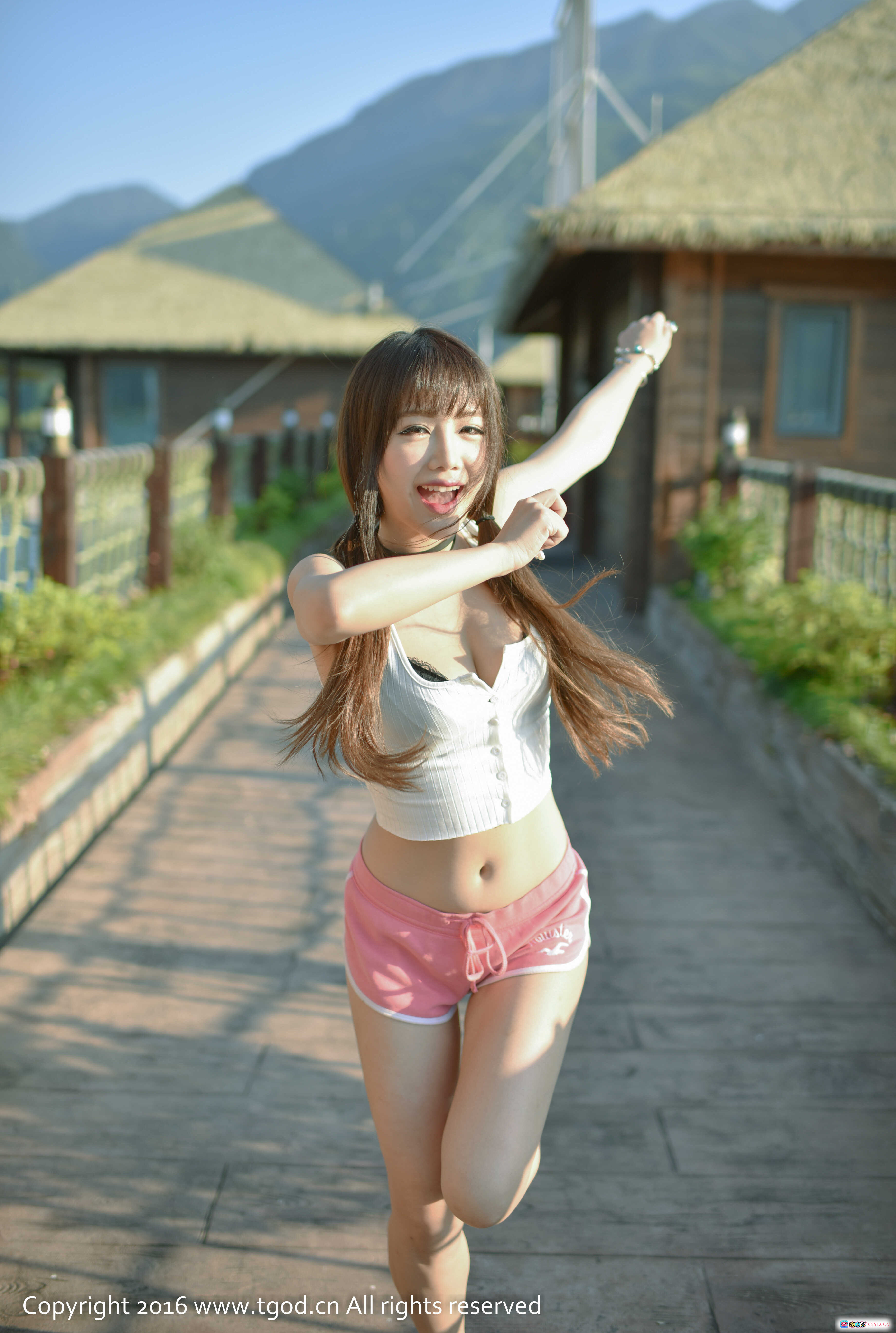 图片[2] - 云曼旅拍Akiki朱若慕清新写真｜白上衣粉短裤户外阳光美拍｜TGOD推女神2016精选第五刊 - 就要吻