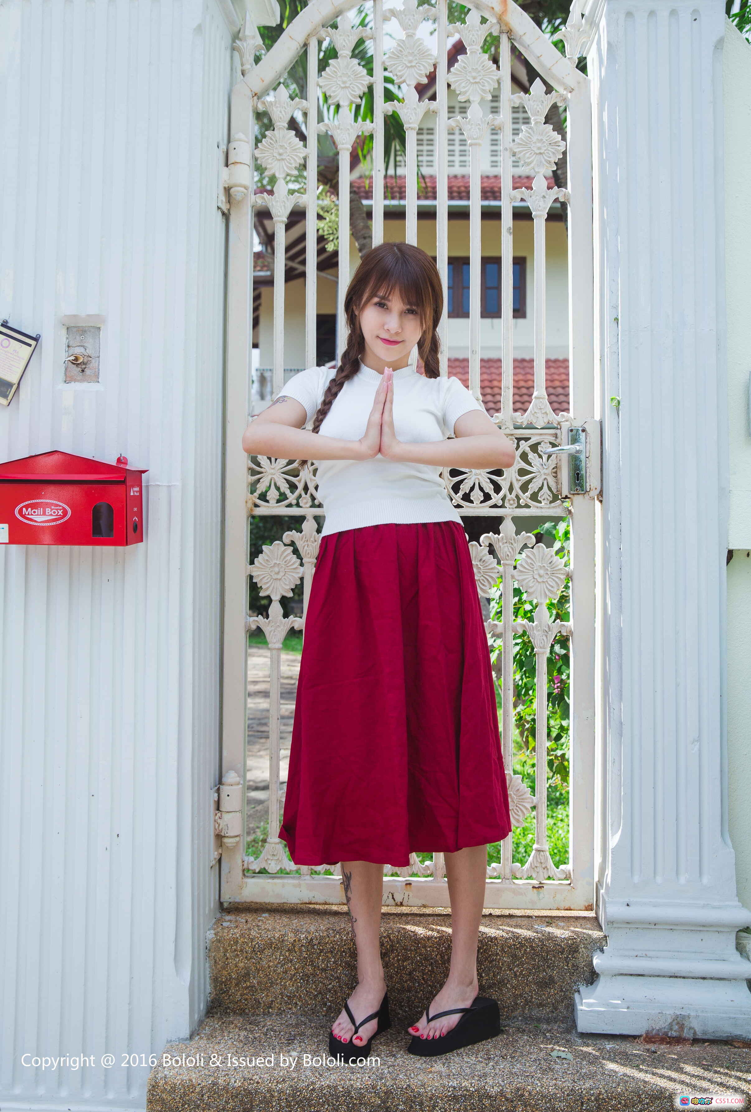 图片[5] - 夏美酱白T红裙木椅写真 | BoLoli波萝社2018Vol.121清新少女风私房美图 - 就要吻