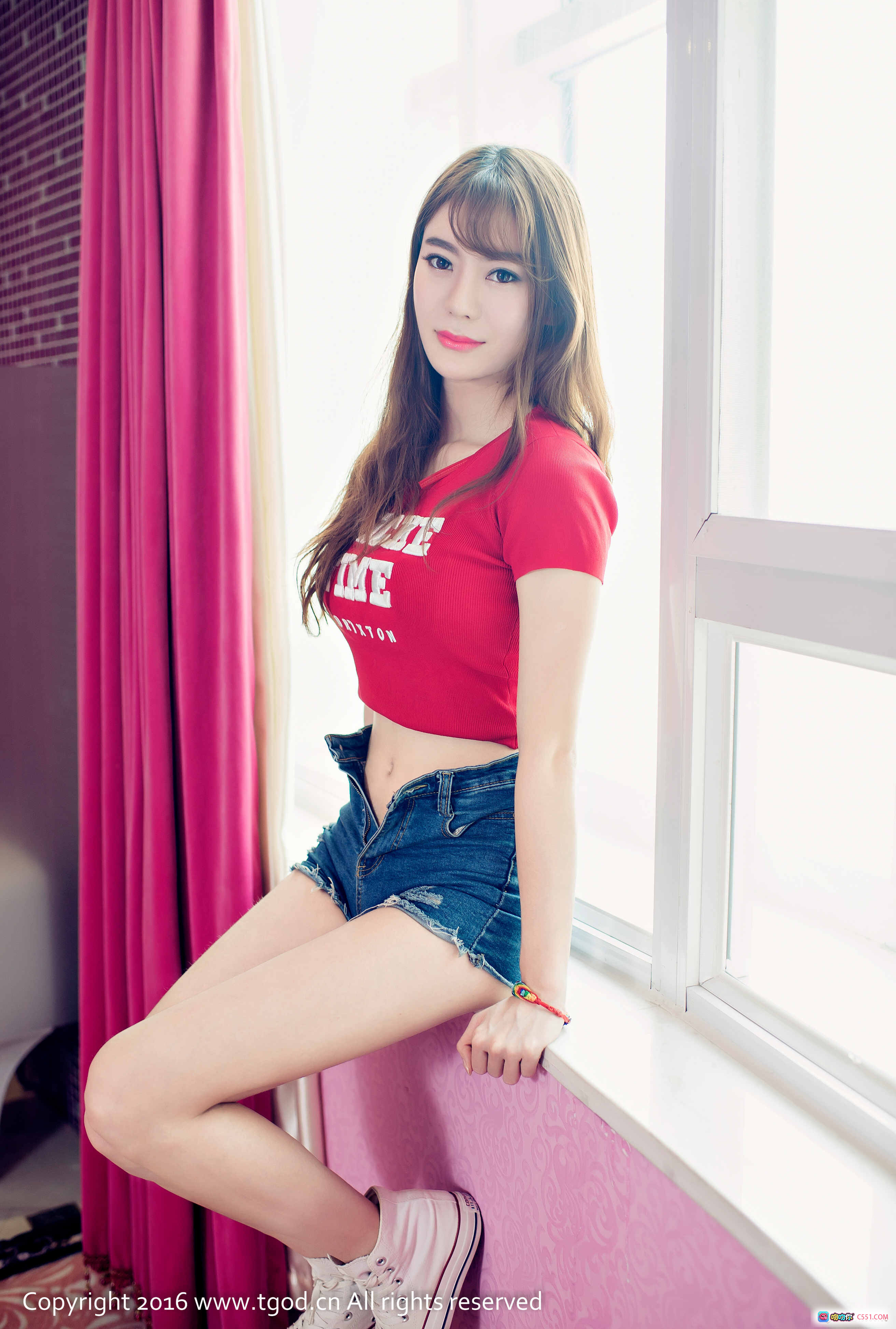 青春少女钰彤Ci-ci窗边写真 | 红色短T牛仔热裤甜美风 | 2016 TGOD推女神高清图集 - 就要吻