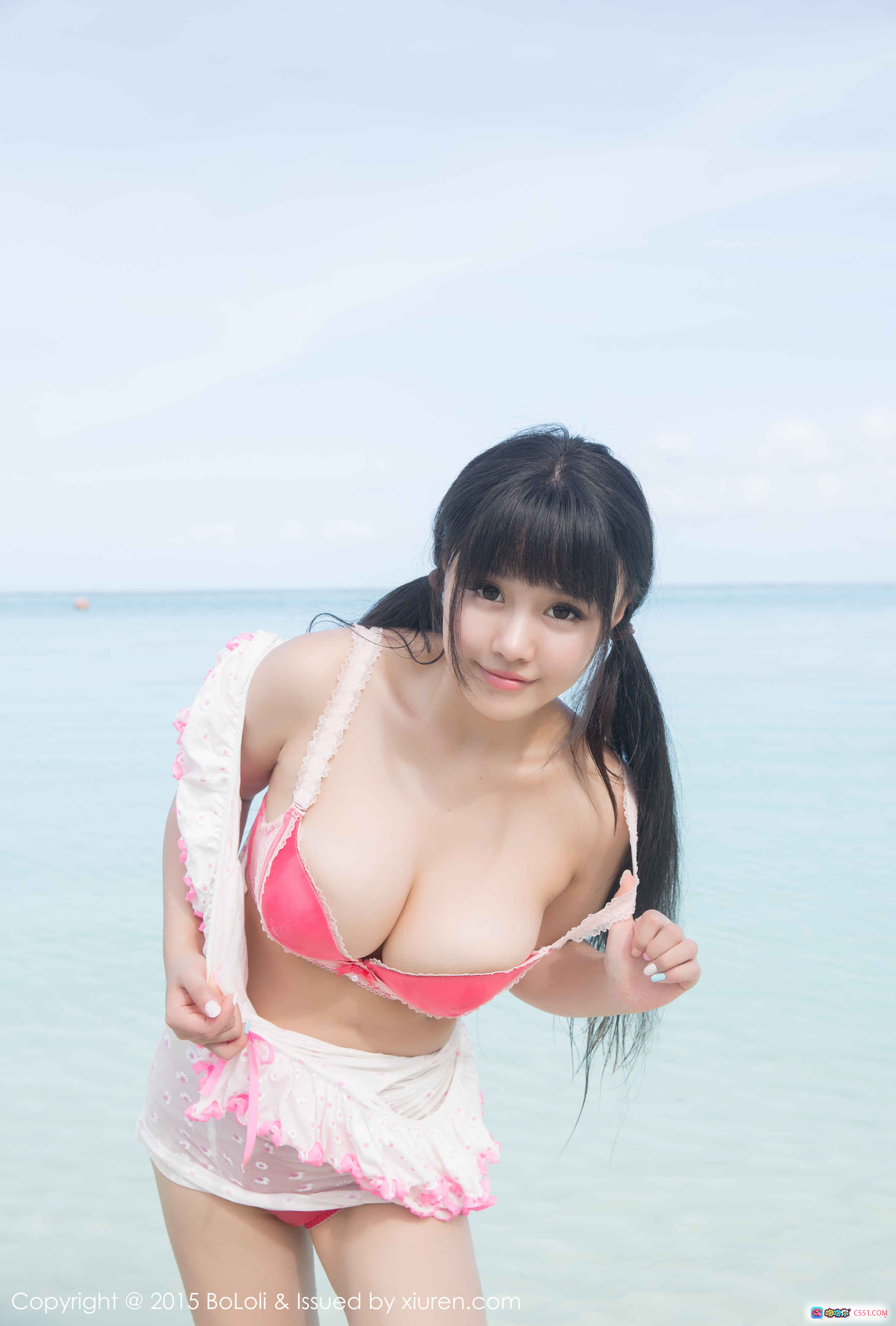 图片[2] - BoLoli波萝社Vol.050 Barbie可儿 白色比基尼+彩虹短裤+蓝色蝴蝶结发带 甜美性感沙滩写真 - 就要吻