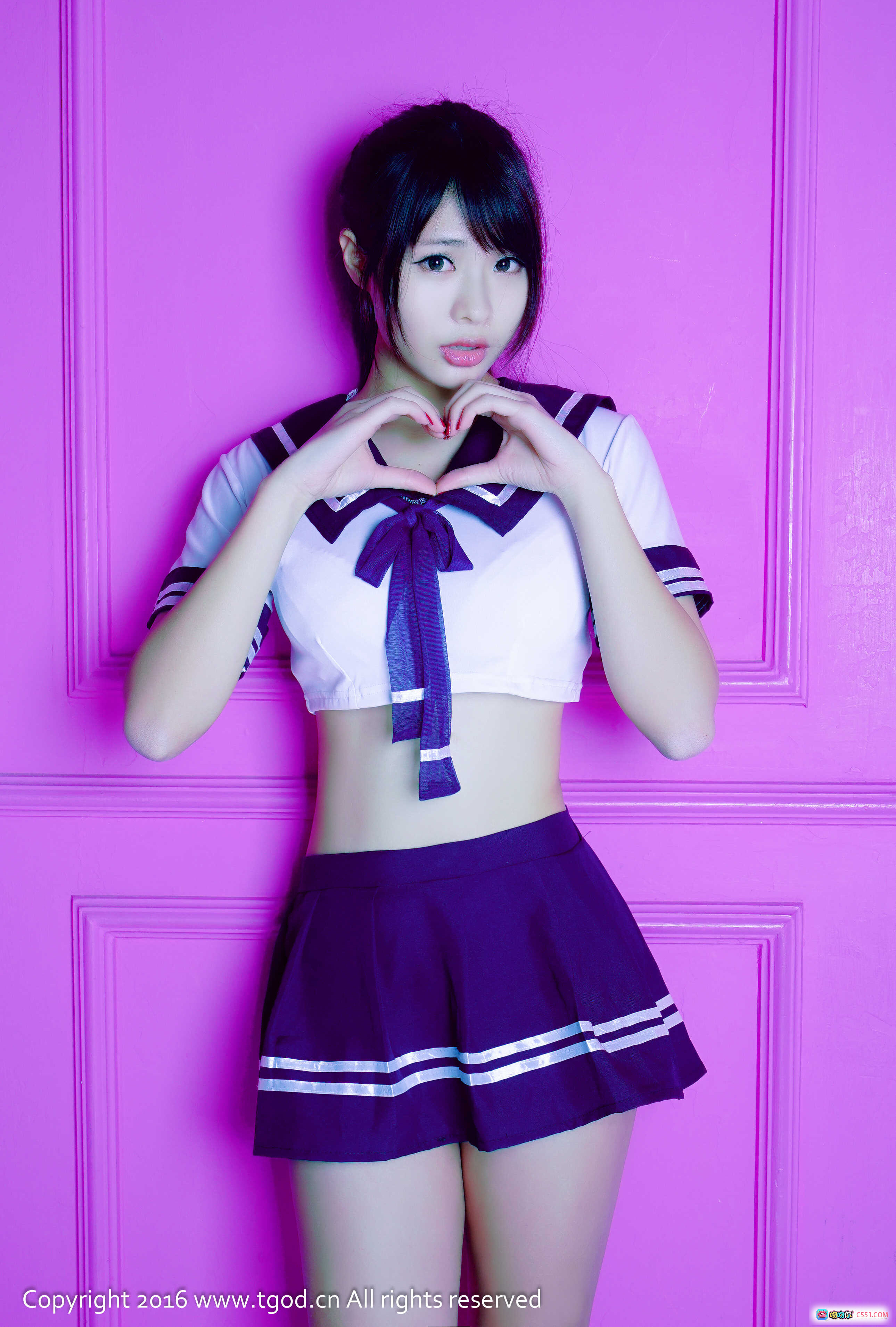 图片[3] - 童颜小太妹哈尼HaaNi厨房写真：粉色隔热手套+格子短裙+白色系带上衣+甜美笑容+复古冰箱贴纸+彩色橱柜背景 - 就要吻