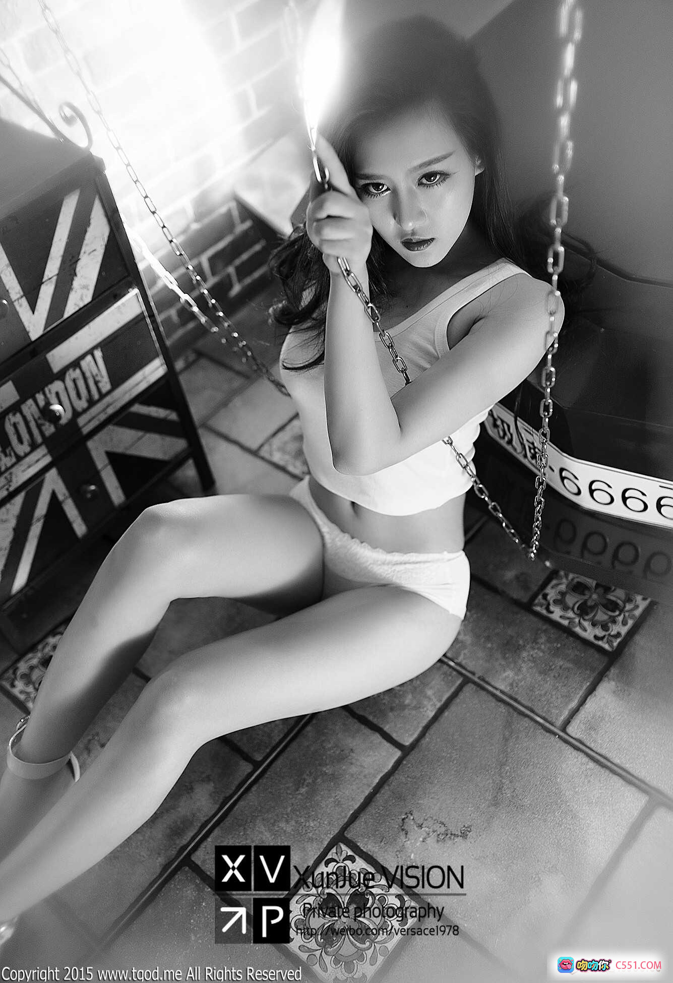 图片[8] - TGOD推女神2015个性性感写真 猪圈圈福利降临 黑白艺术私房照 长发美女抱膝坐木箱 砖墙背景高跟鞋点缀 XunJue VISION摄影 - 就要吻