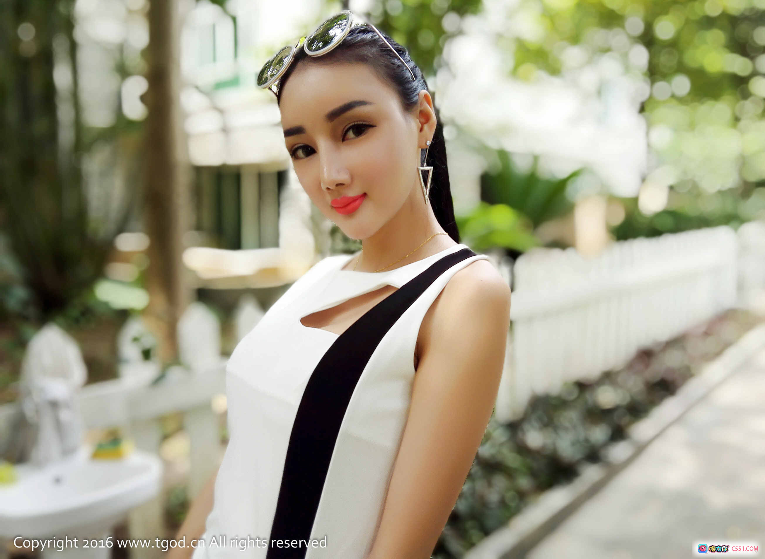 图片[4] - 婕西儿jessie古兜温泉旅拍写真｜灰色比基尼美女花饰发间庭院石桌摆拍御女郎2016经典私房照 - 就要吻