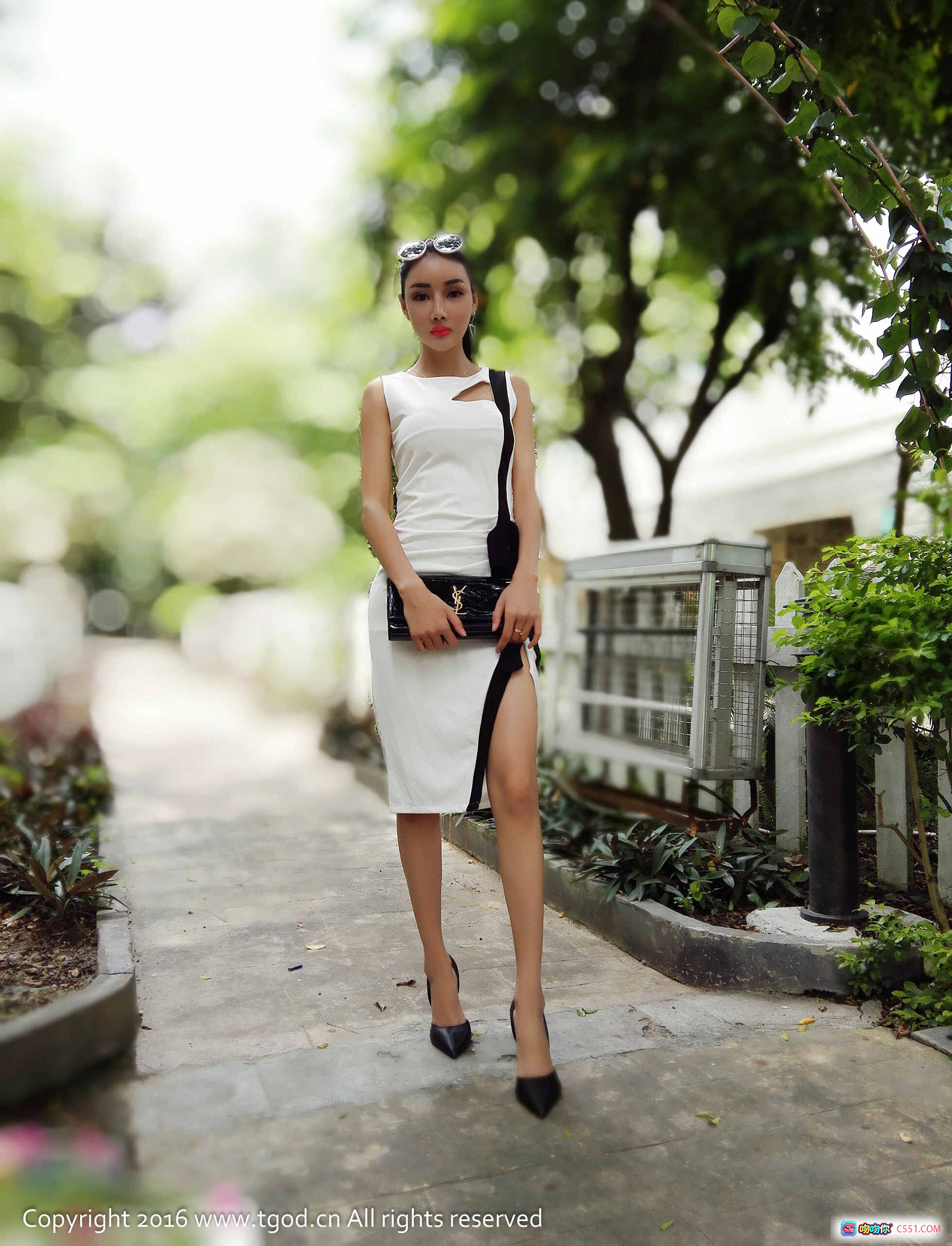 图片[8] - 婕西儿jessie古兜温泉旅拍写真｜灰色比基尼美女花饰发间庭院石桌摆拍御女郎2016经典私房照 - 就要吻