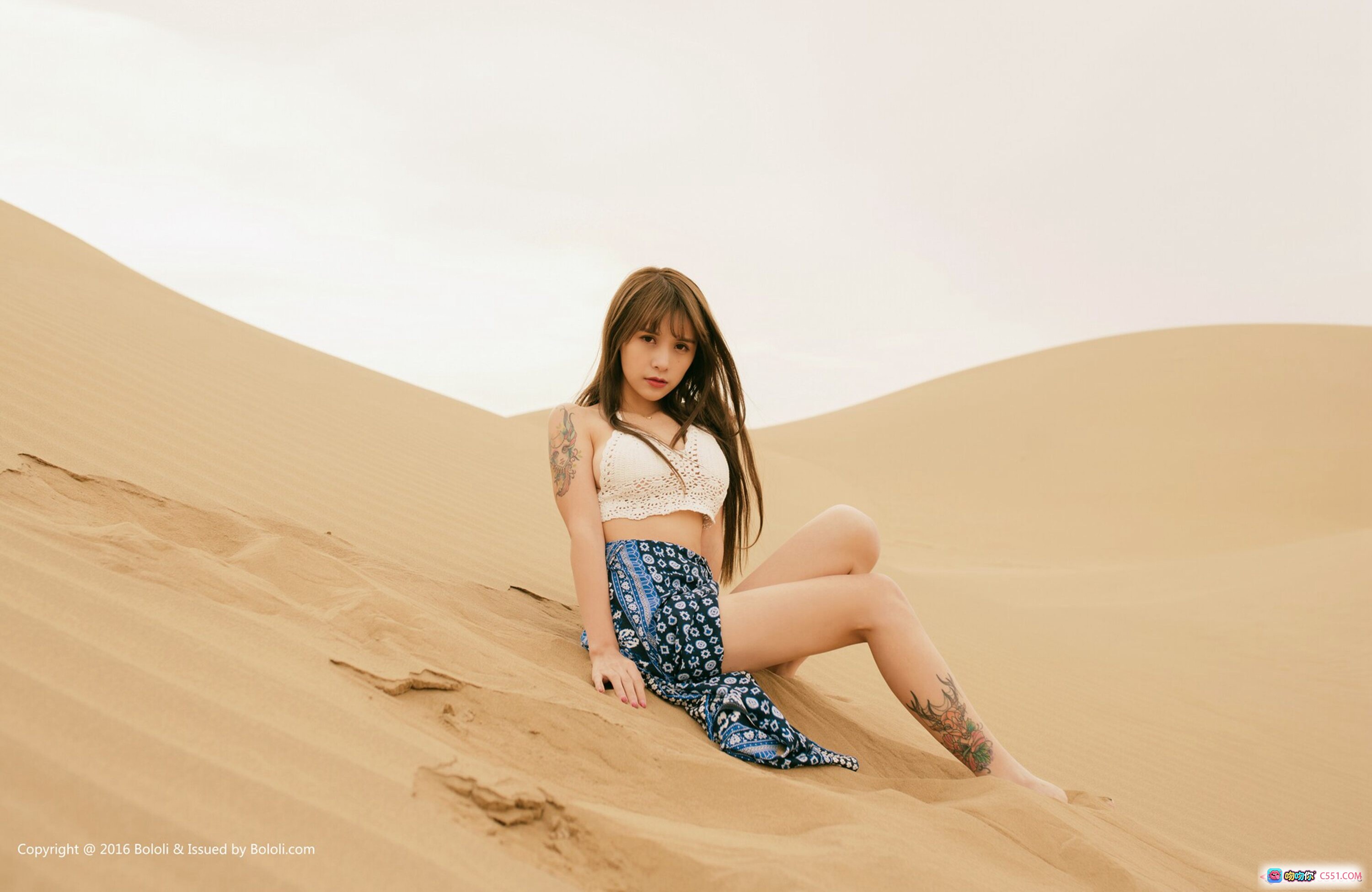 夏美酱沙漠写真 | BoLoli波萝社2016.11.29 VOL.010 | 白色蕾丝上衣+蓝印花长裙 | 纹身少女沙丘坐姿美拍 - 就要吻
