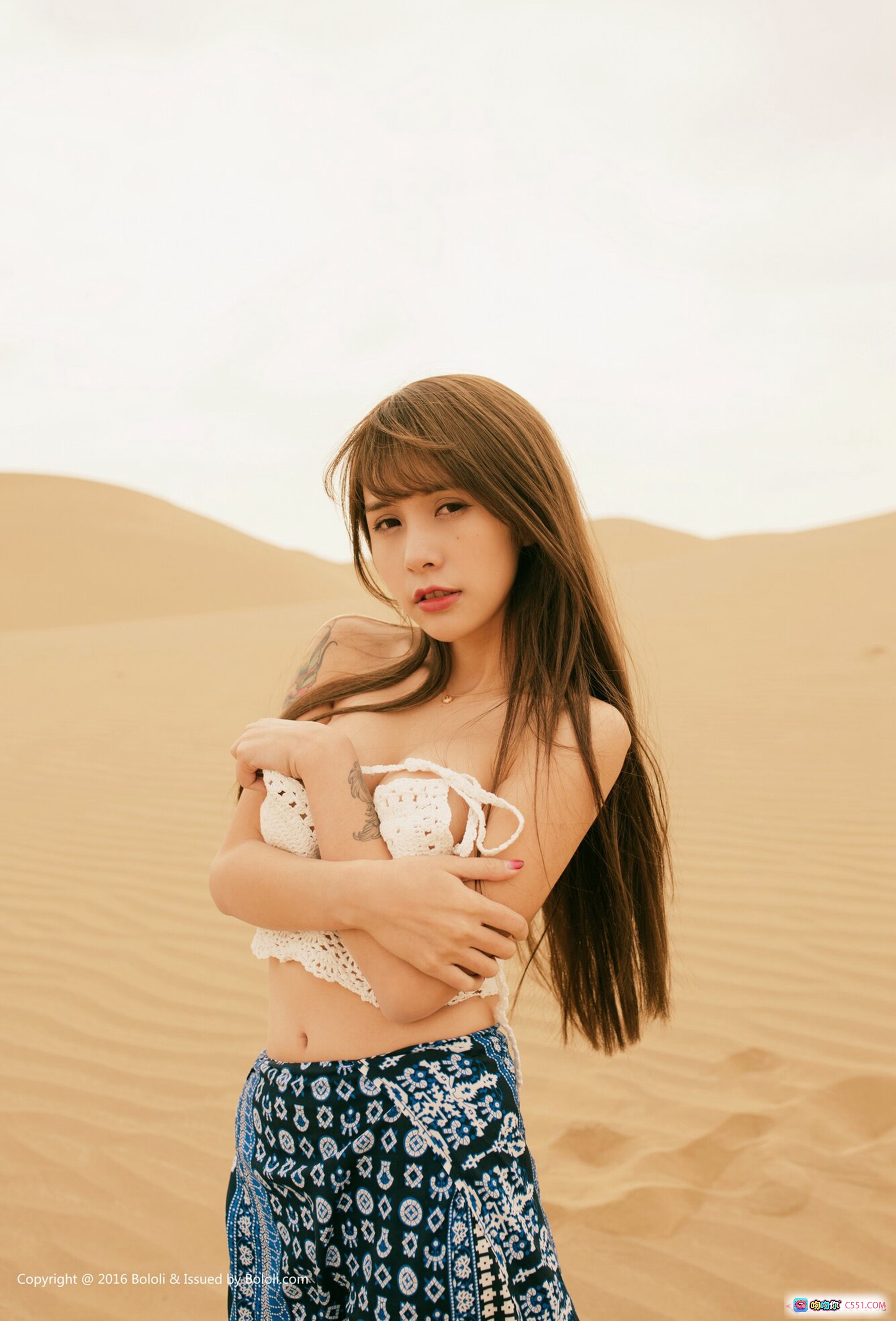 图片[8] - 夏美酱沙漠写真 | BoLoli波萝社2016.11.29 VOL.010 | 白色蕾丝上衣+蓝印花长裙 | 纹身少女沙丘坐姿美拍 - 就要吻