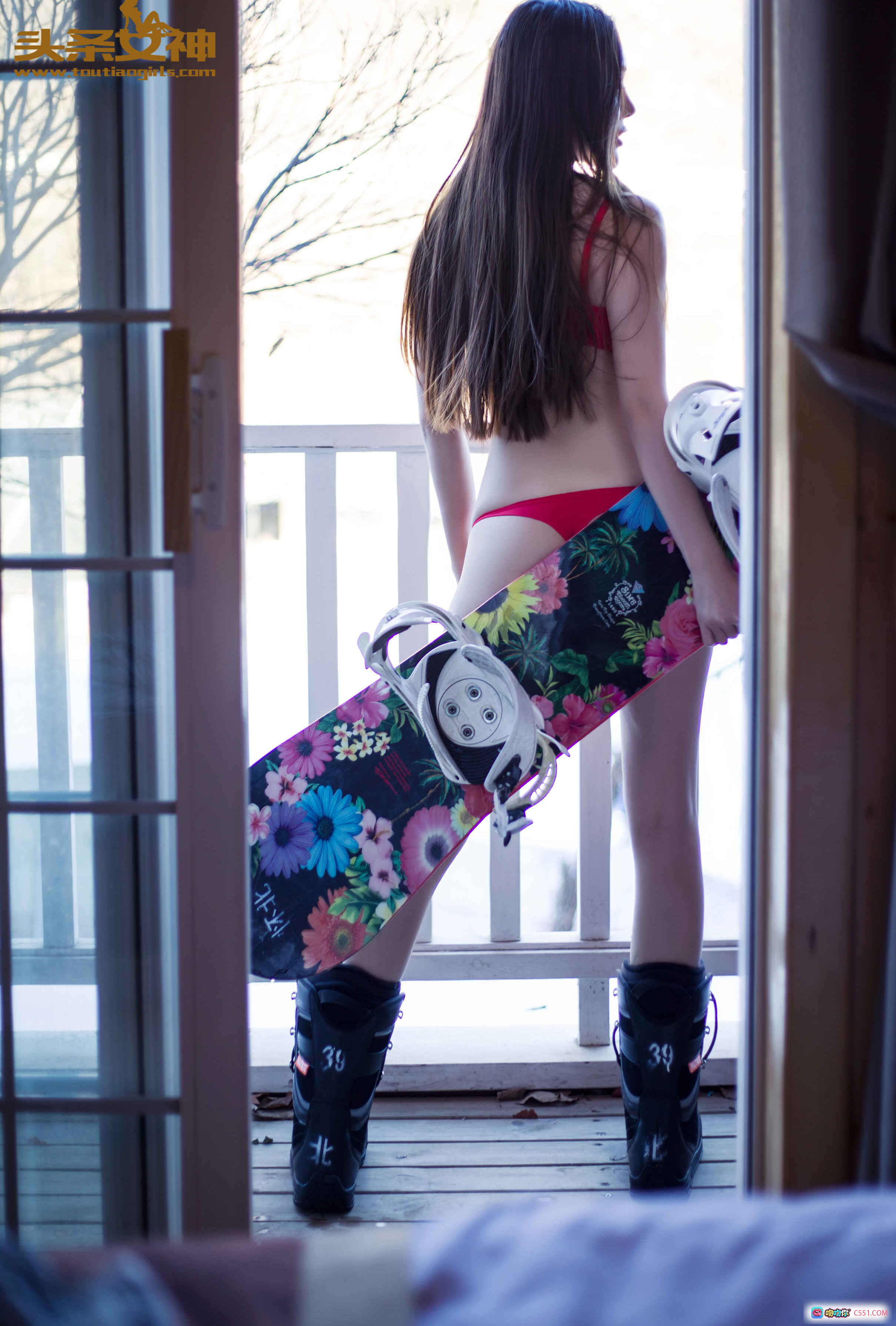 图片[9] - 头条女神昭妍雪屋比基尼写真 149怀北滑雪板热带花卉火烈鸟装饰 窗边红裙性感美拍 - 就要吻