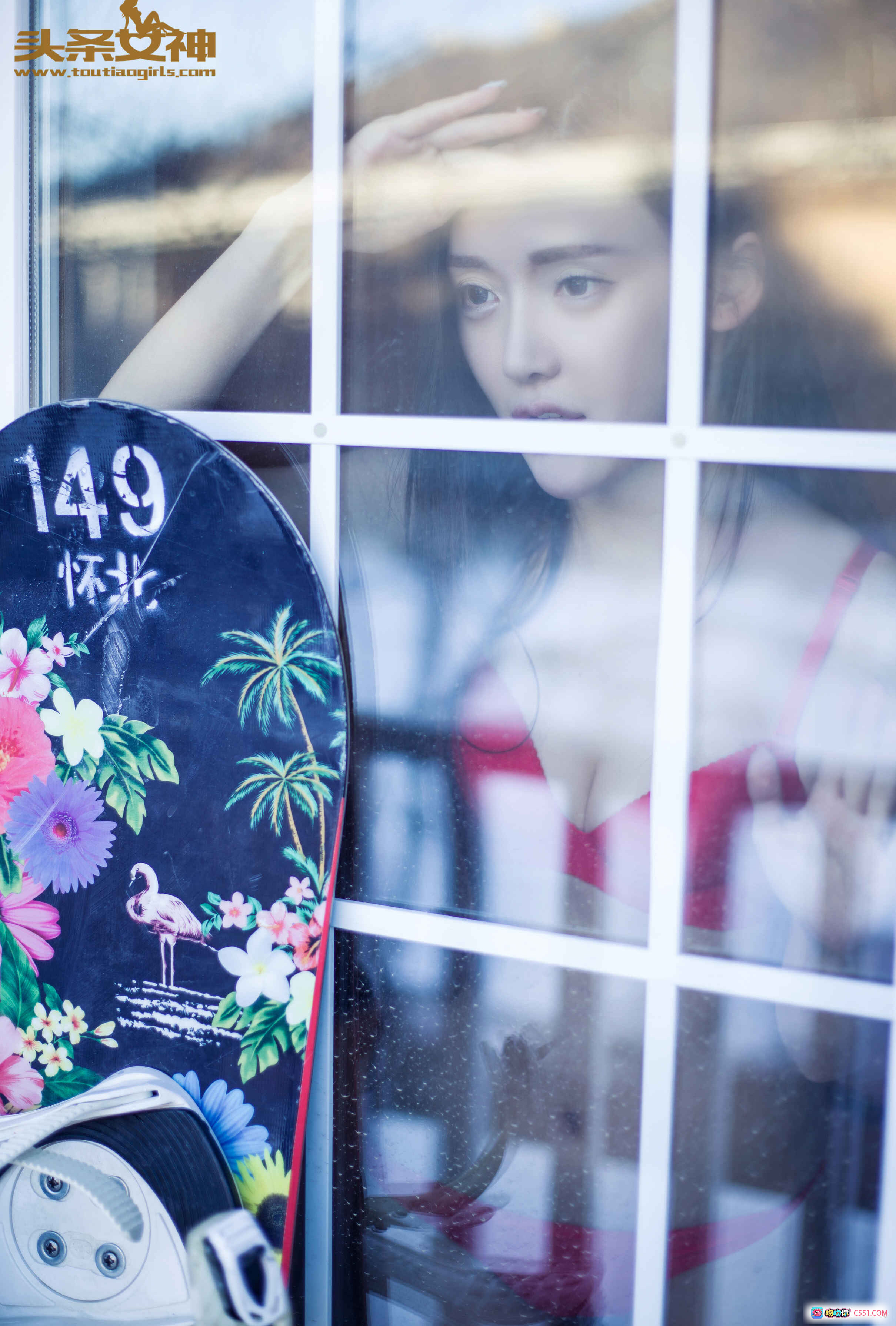 头条女神昭妍雪屋比基尼写真 149怀北滑雪板热带花卉火烈鸟装饰 窗边红裙性感美拍 - 就要吻