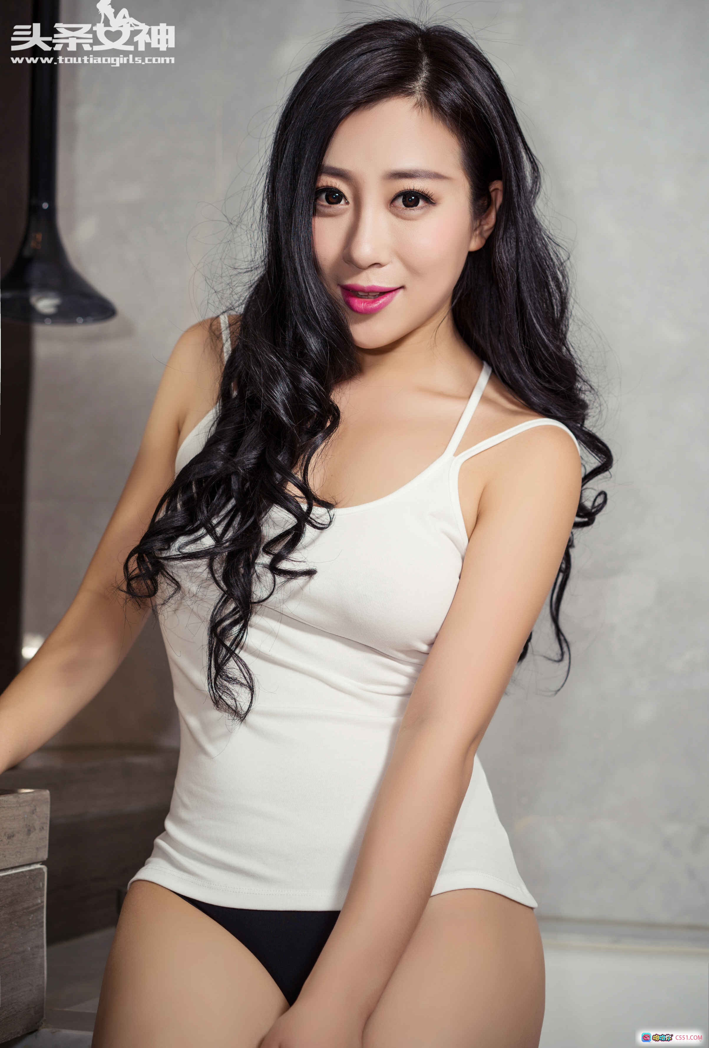 图片[7] - 头条女神张译丹丰乳肥臀写真 2016年4月22日 白色露肩上衣沙发性感私房照 - 就要吻