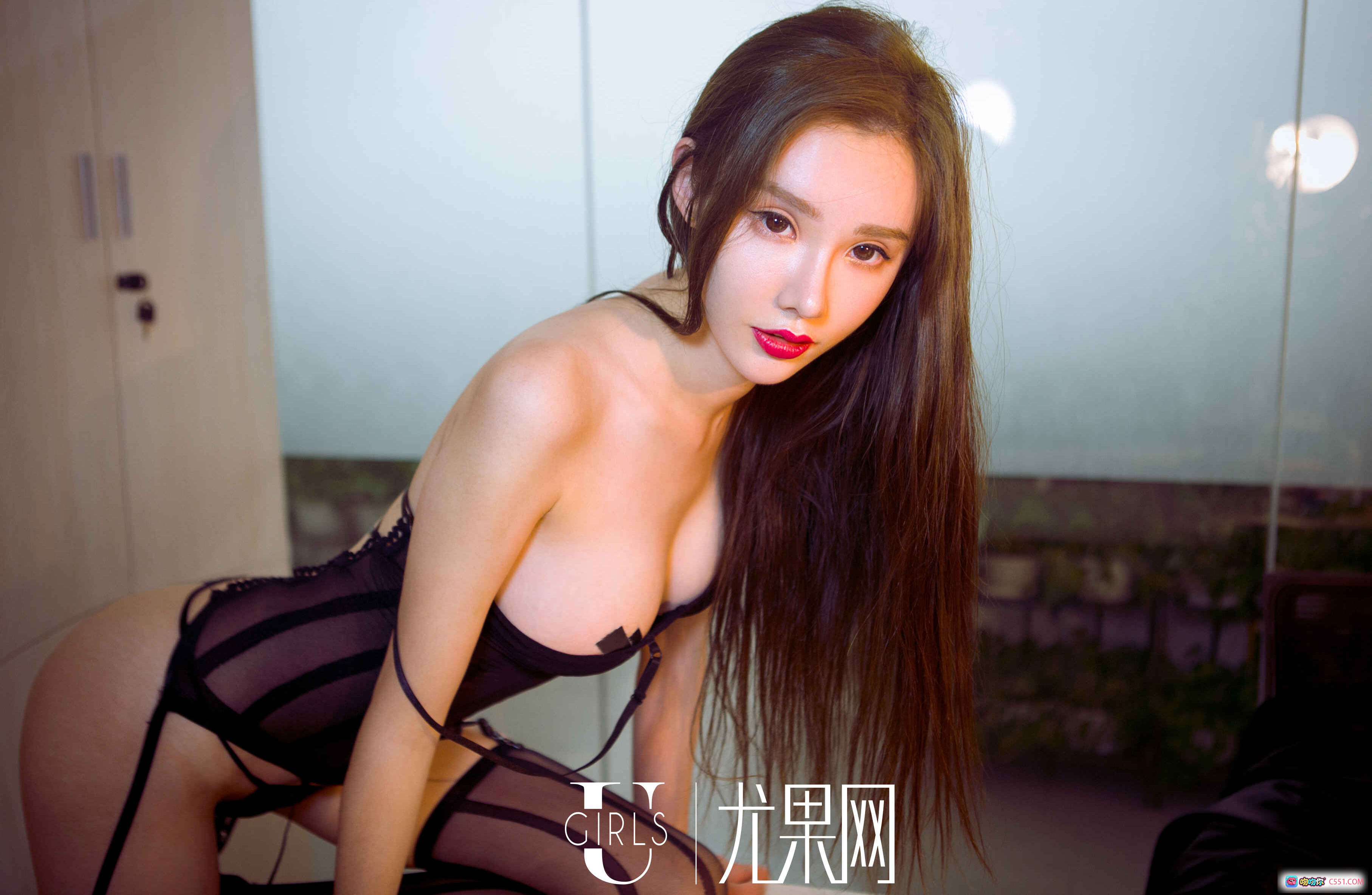 图片[2] - Ugirls尤果网萌琪琪校服写真 金发蓝领结格子裙黑丝美腿 2016经典少女风摄影集 - 就要吻