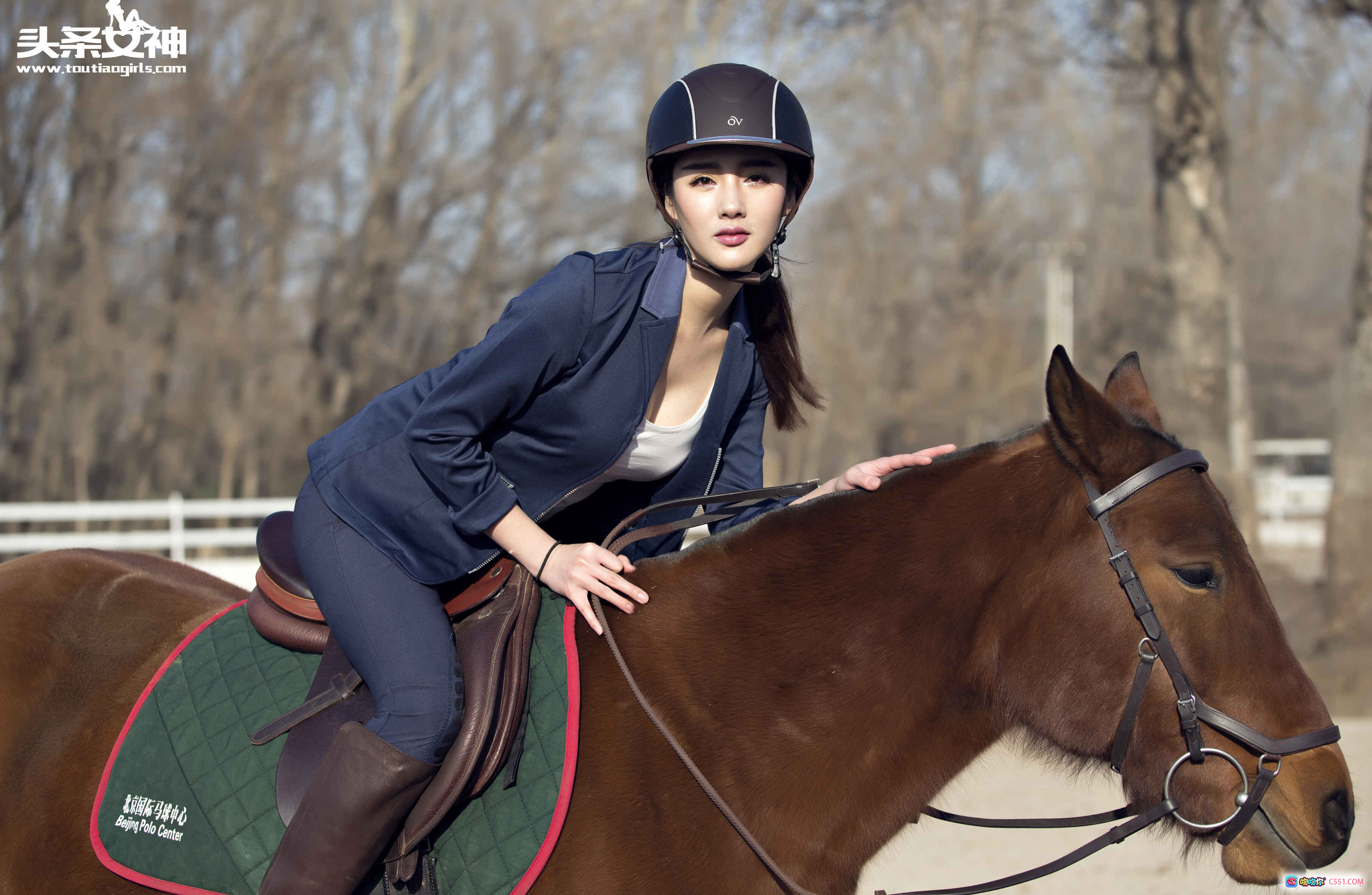 图片[5] - 头条女神婉婷红菱写真：性感红纱透视诱惑，优雅坐姿美腿迷人，高清43P私房摄影集 - 就要吻