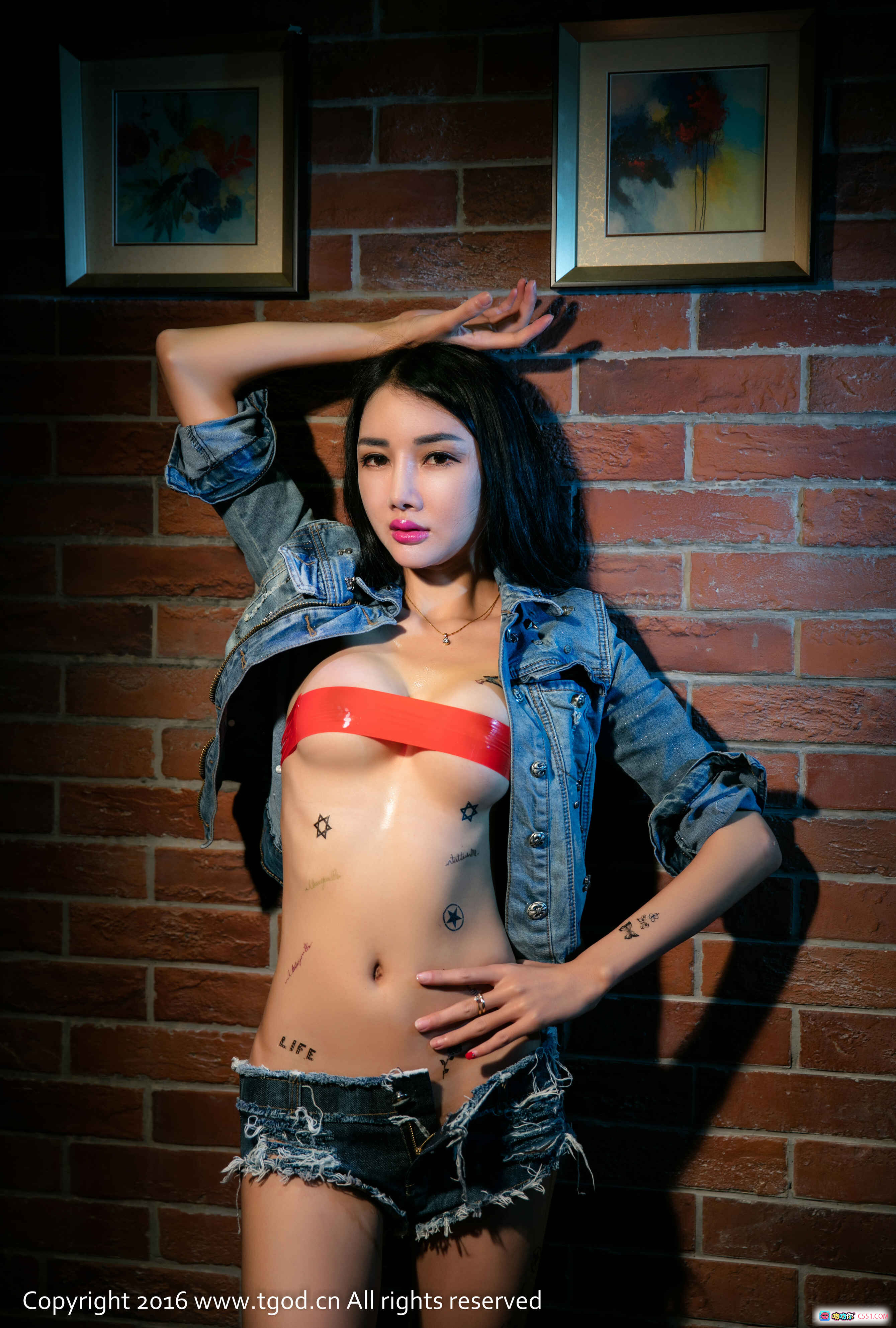 图片[10] - 婕西儿Jessie砖墙写真｜红胶带遮胸纹身性感御女郎2016高清图集 - 就要吻