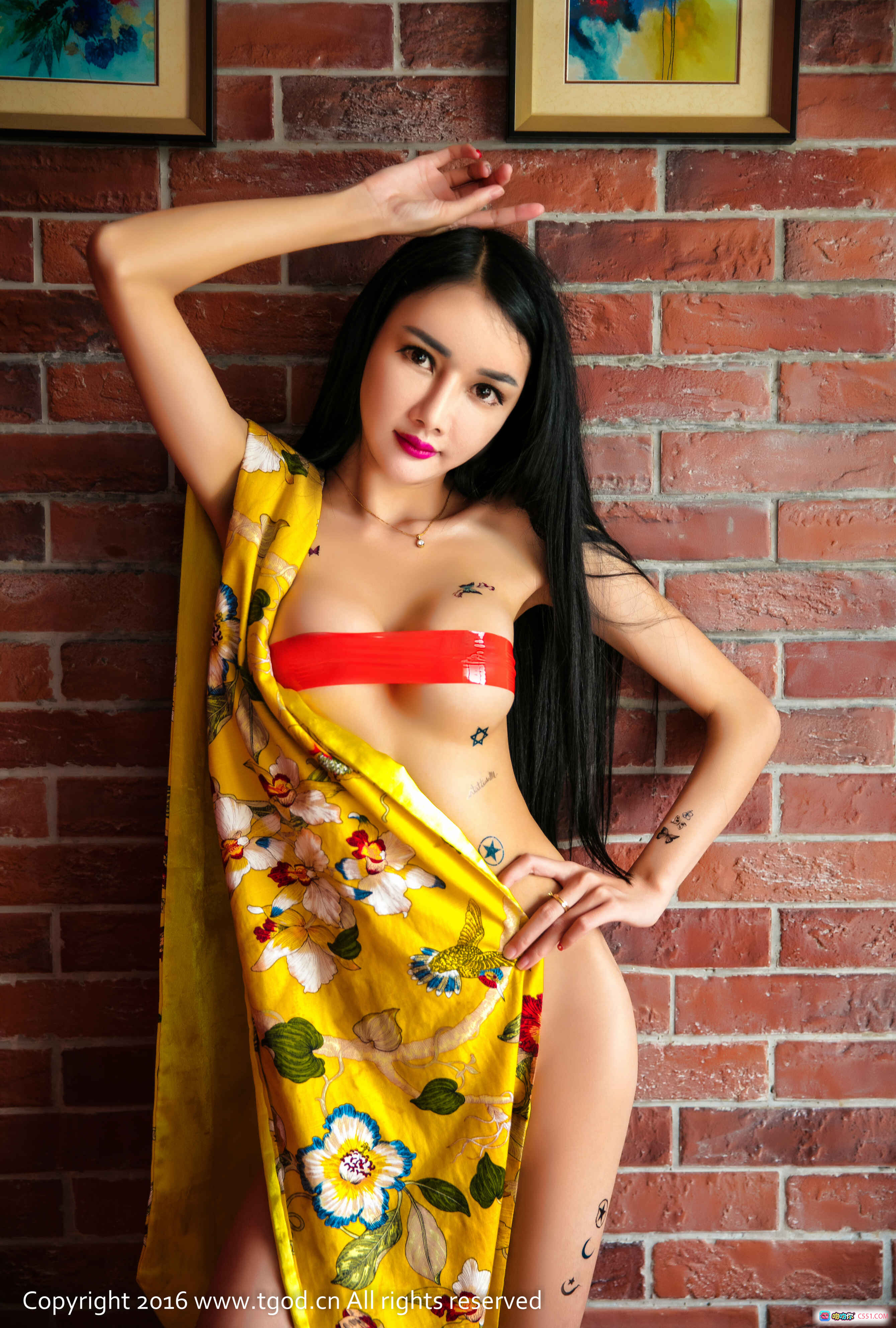 图片[8] - 婕西儿Jessie砖墙写真｜红胶带遮胸纹身性感御女郎2016高清图集 - 就要吻