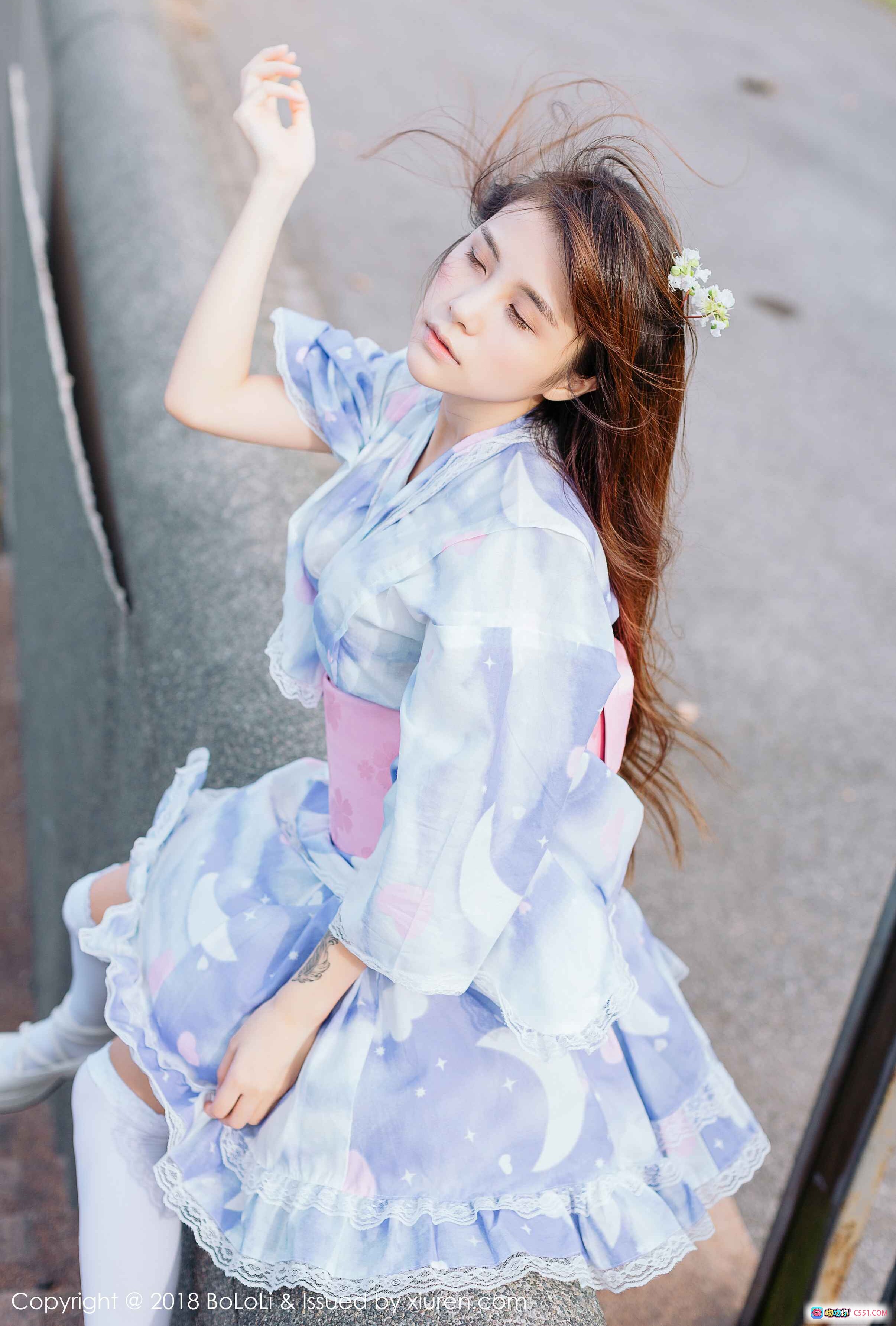 夏美酱蓝白和风裙户外蹲姿持花写真 | BoLoli波萝社Vol.118清新自然少女风摄影集 - 就要吻