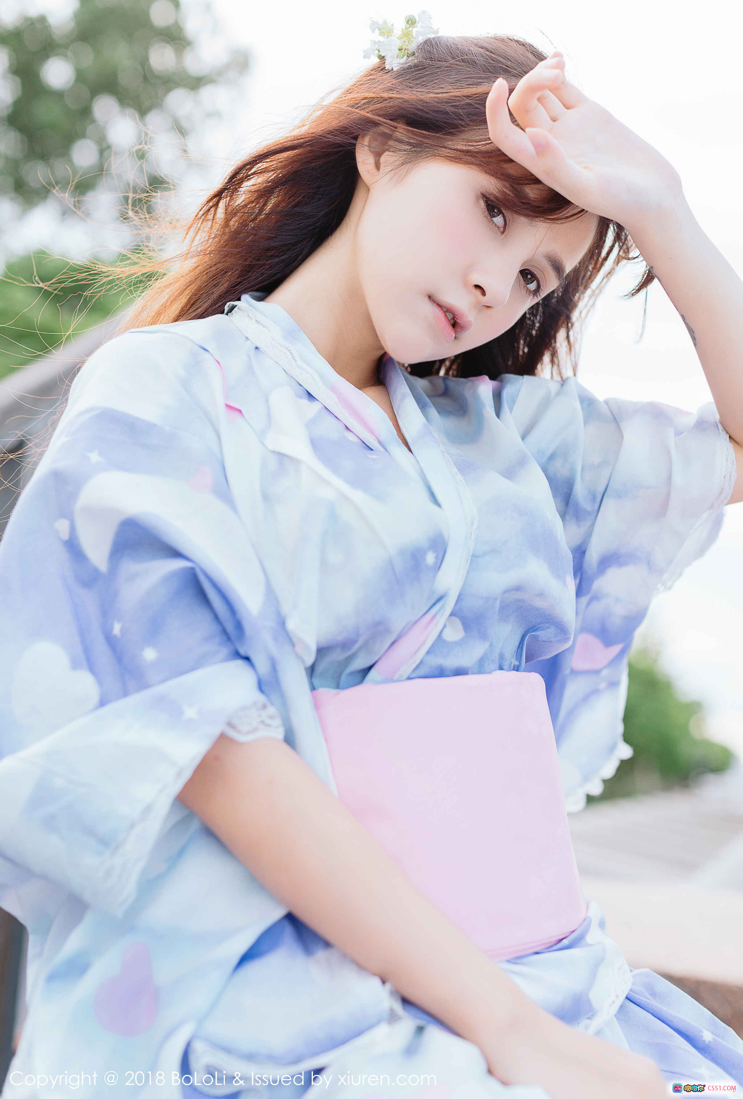 图片[10] - 夏美酱蓝白和风裙户外蹲姿持花写真 | BoLoli波萝社Vol.118清新自然少女风摄影集 - 就要吻