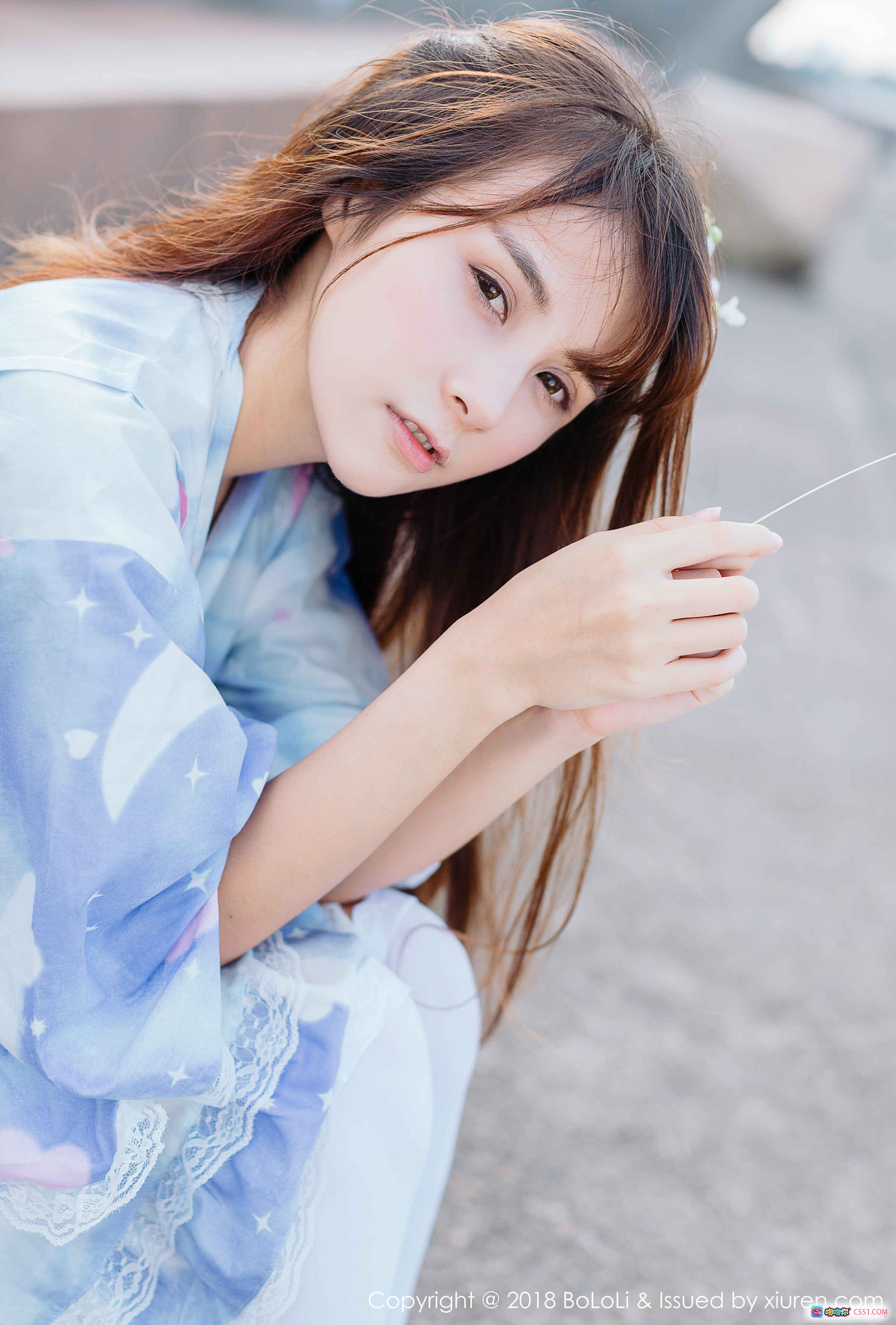 图片[2] - 夏美酱蓝白和风裙户外蹲姿持花写真 | BoLoli波萝社Vol.118清新自然少女风摄影集 - 就要吻