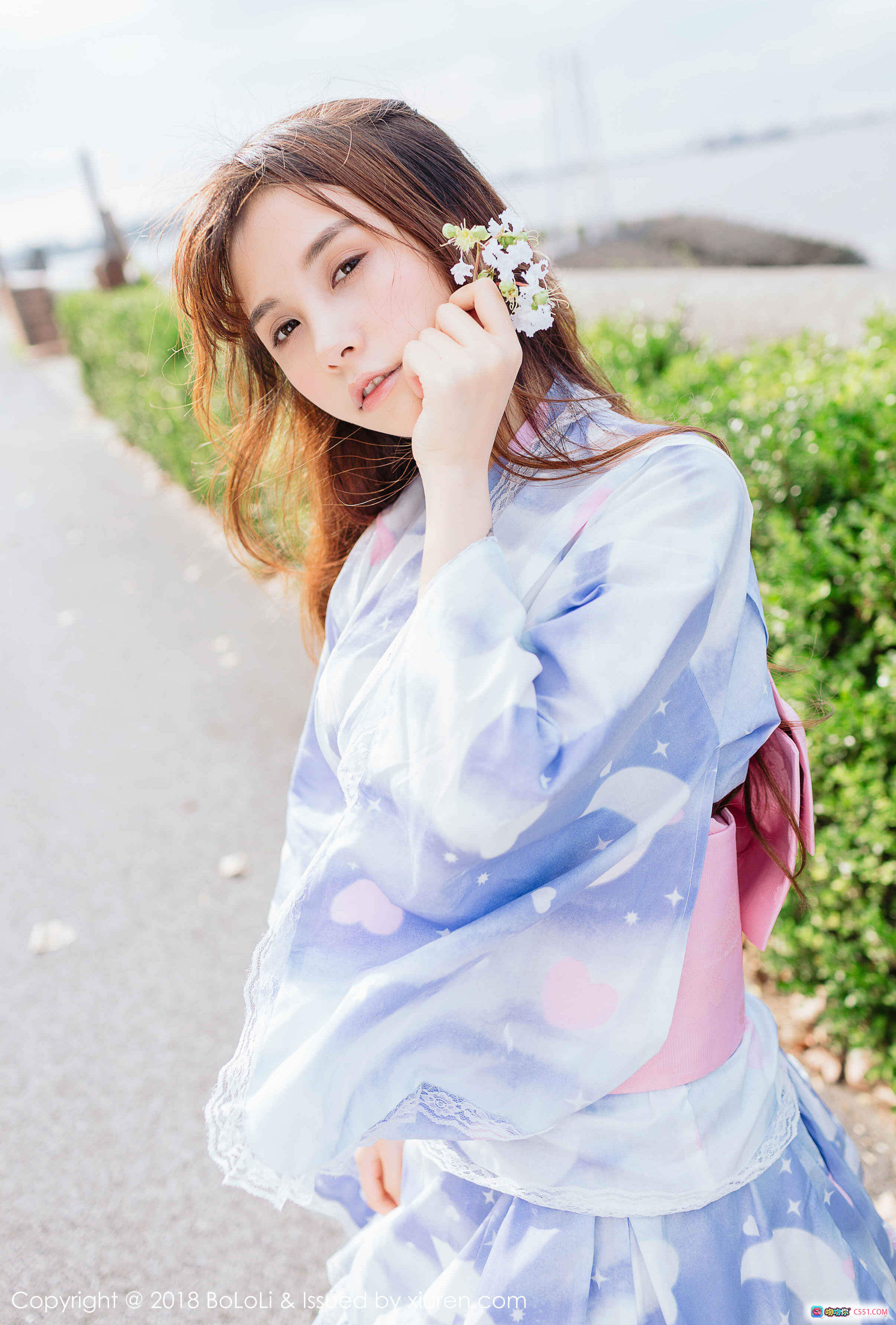 图片[3] - 夏美酱蓝白和风裙户外蹲姿持花写真 | BoLoli波萝社Vol.118清新自然少女风摄影集 - 就要吻