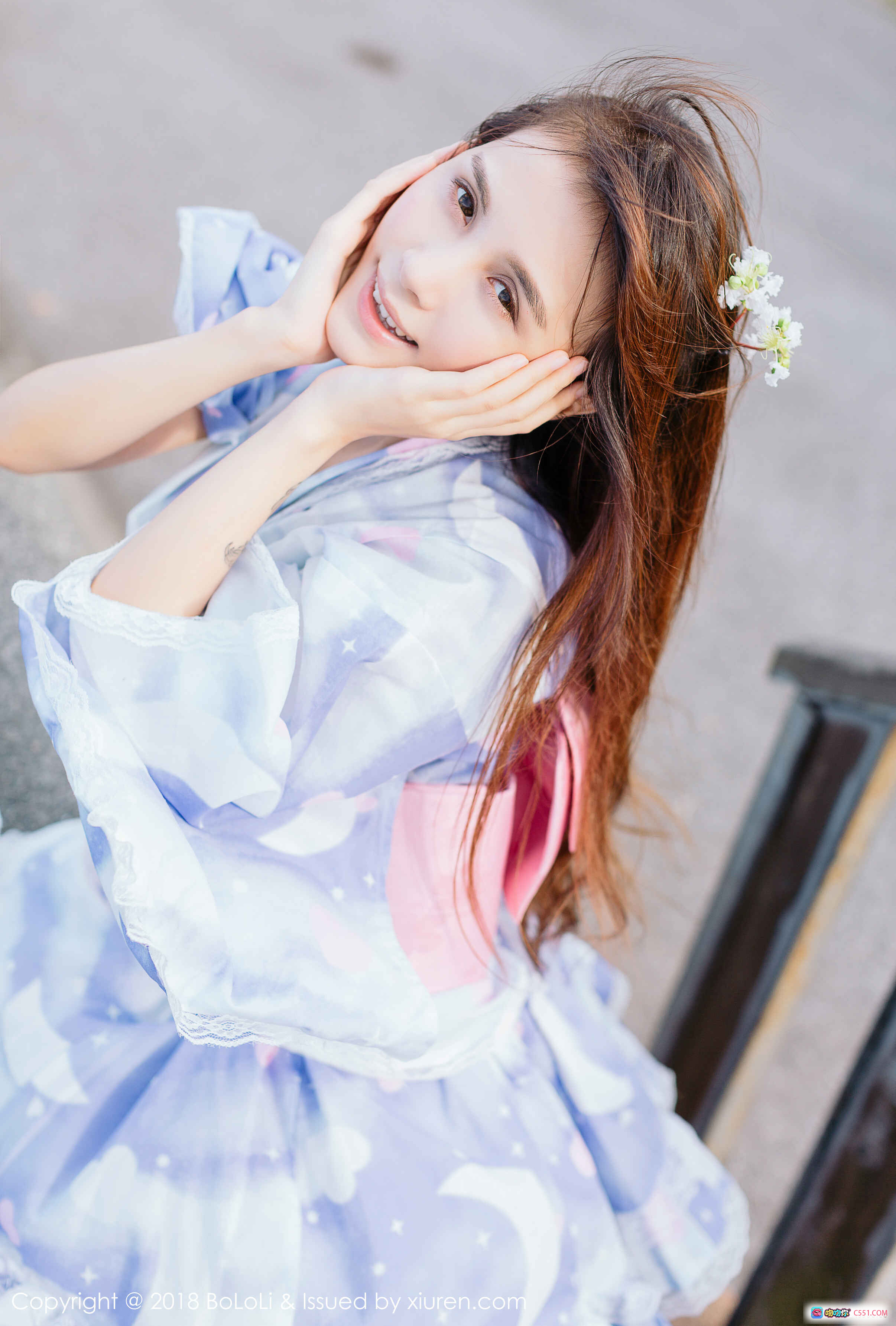 图片[7] - 夏美酱蓝白和风裙户外蹲姿持花写真 | BoLoli波萝社Vol.118清新自然少女风摄影集 - 就要吻