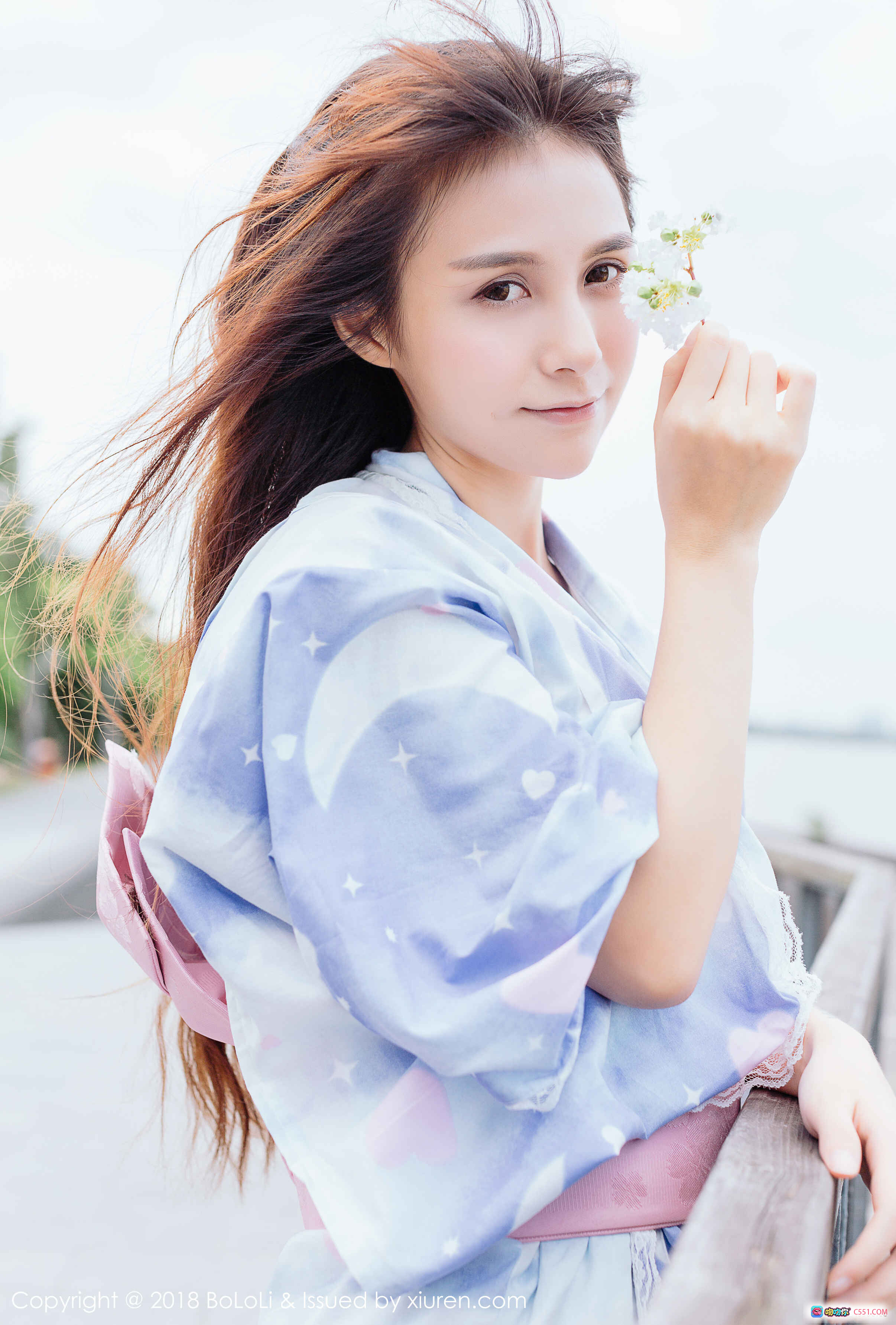 图片[4] - 夏美酱蓝白和风裙户外蹲姿持花写真 | BoLoli波萝社Vol.118清新自然少女风摄影集 - 就要吻