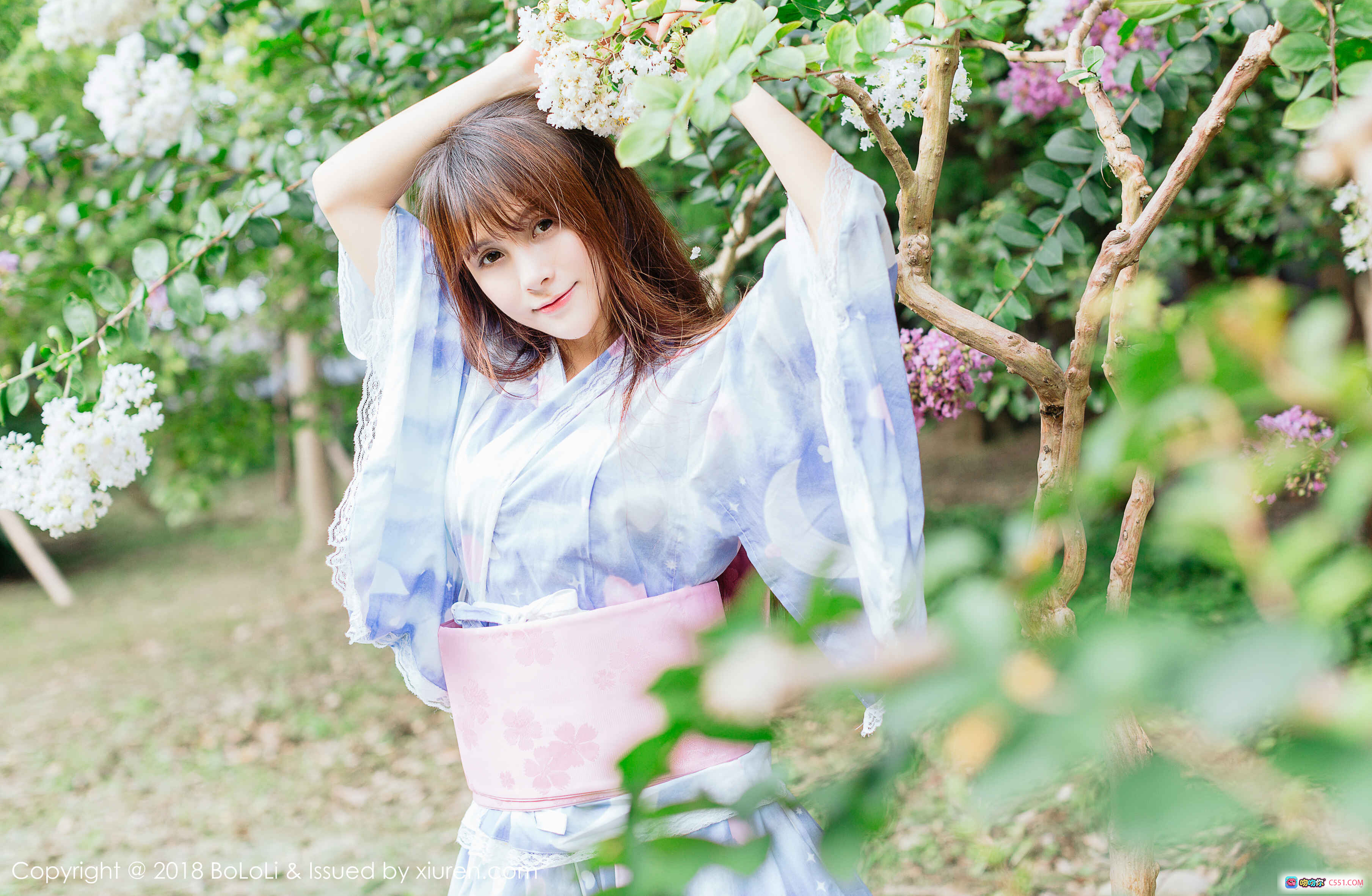 图片[5] - 夏美酱蓝白和风裙户外蹲姿持花写真 | BoLoli波萝社Vol.118清新自然少女风摄影集 - 就要吻