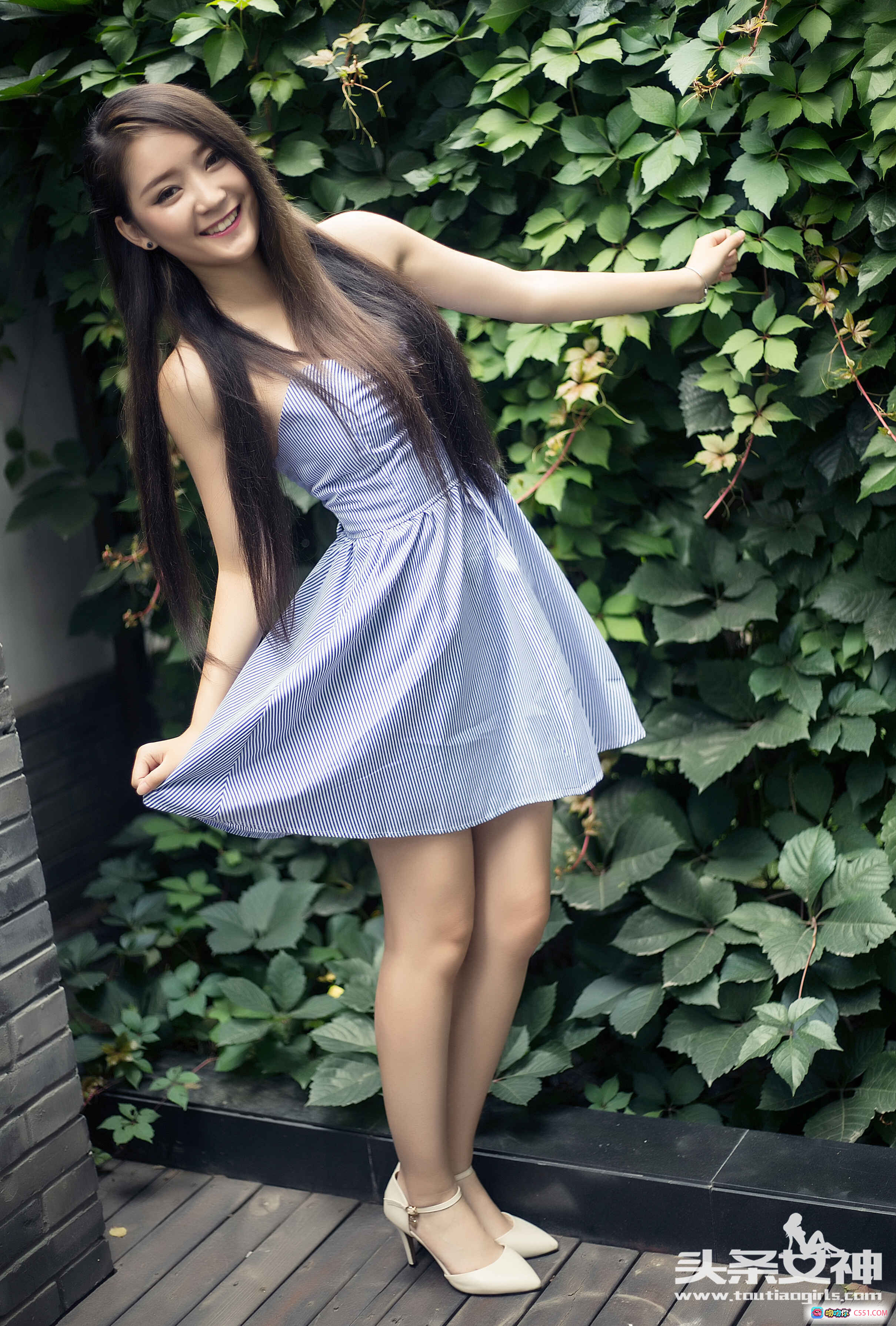 蓝精灵小雅清新写真｜条纹连衣裙长发美女户外绿植背景甜美笑容高跟鞋造型 - 就要吻