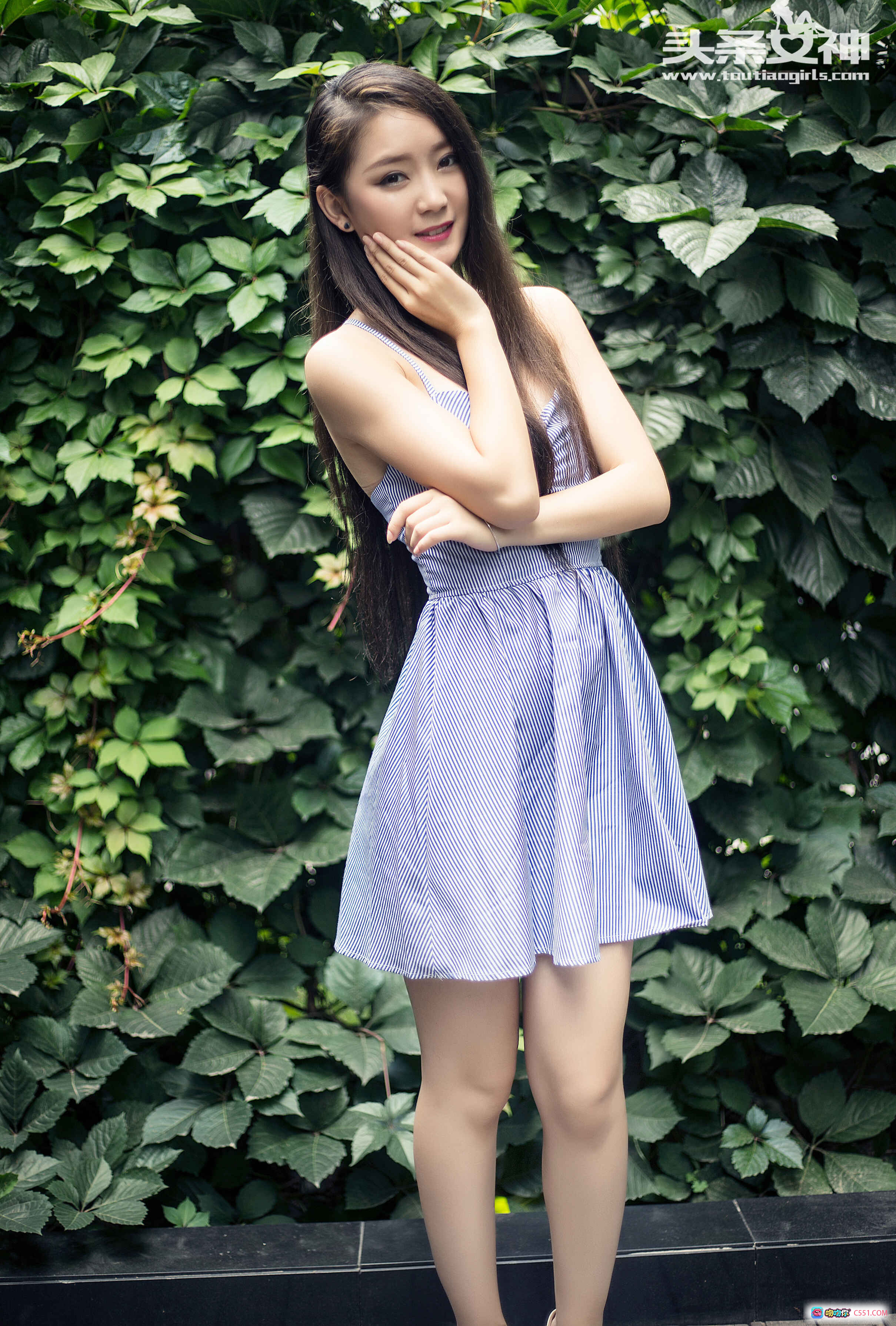 图片[5] - 蓝精灵小雅清新写真｜条纹连衣裙长发美女户外绿植背景甜美笑容高跟鞋造型 - 就要吻