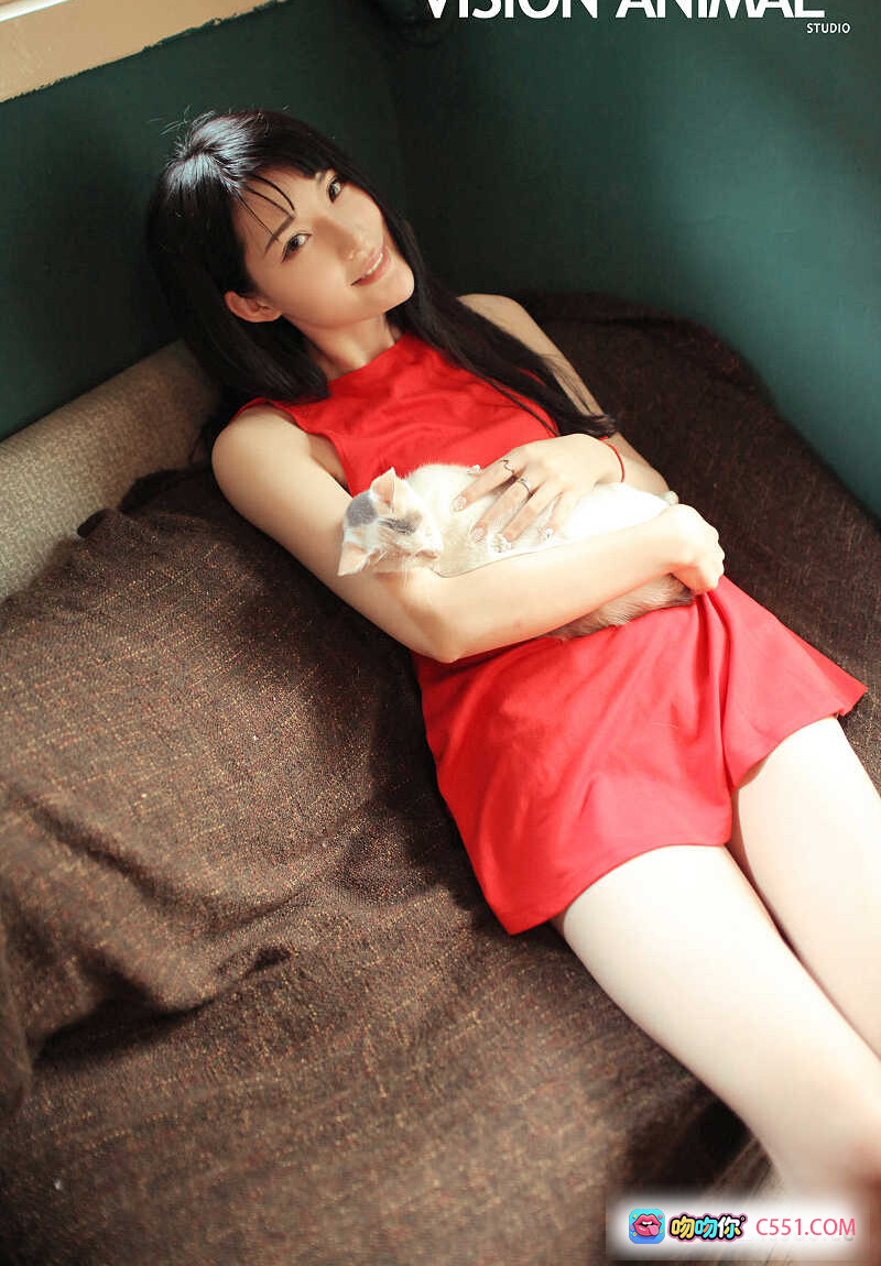 沈大宝JinxShen视觉动物写真 红裙美腿抱猫少女 温柔治愈系私房摄影 16P高清图集 - 就要吻