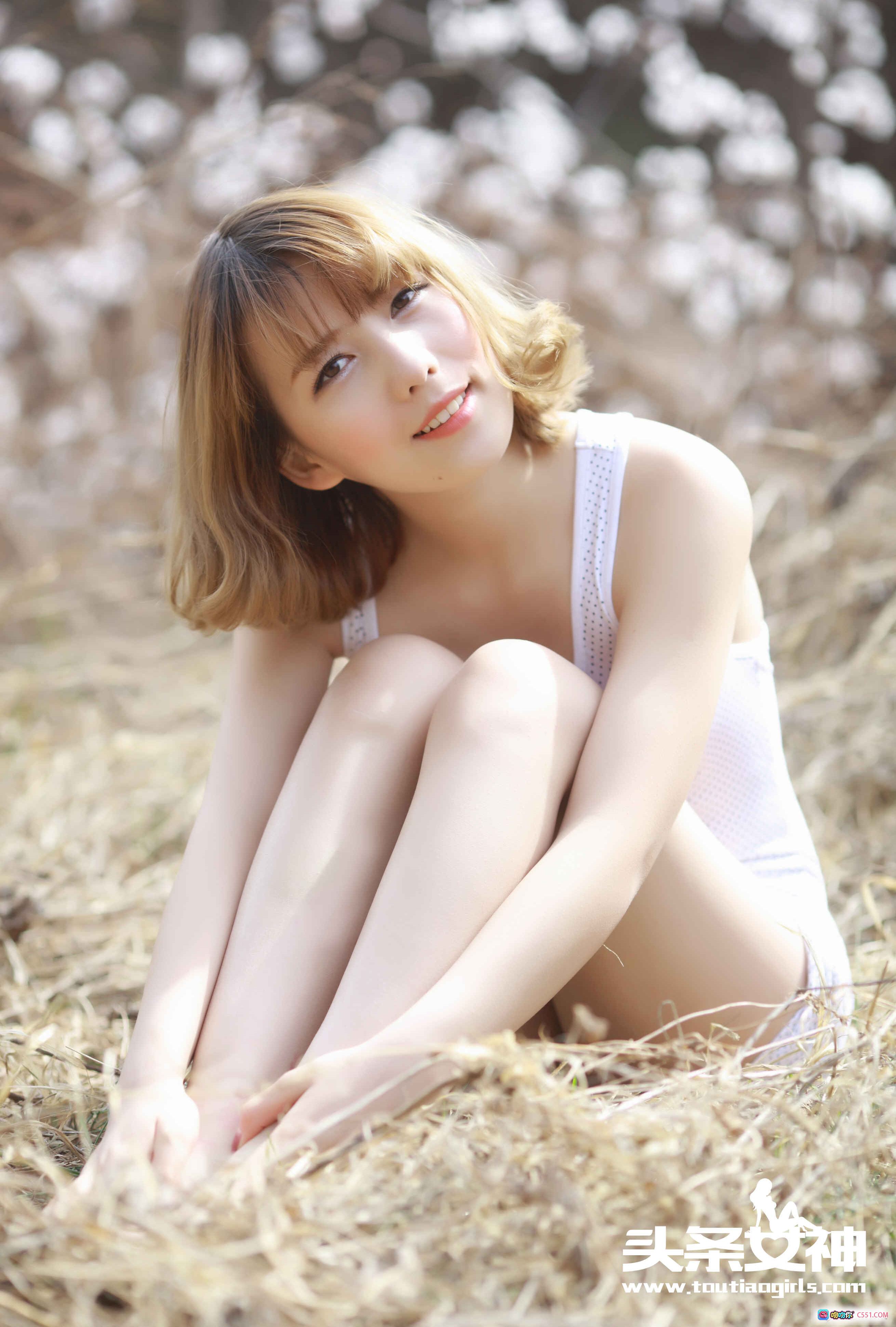 头条女神哈拿野外写真：清新短发白裙少女自然坐姿樱花背景甜美笑容63P高清图集 - 就要吻