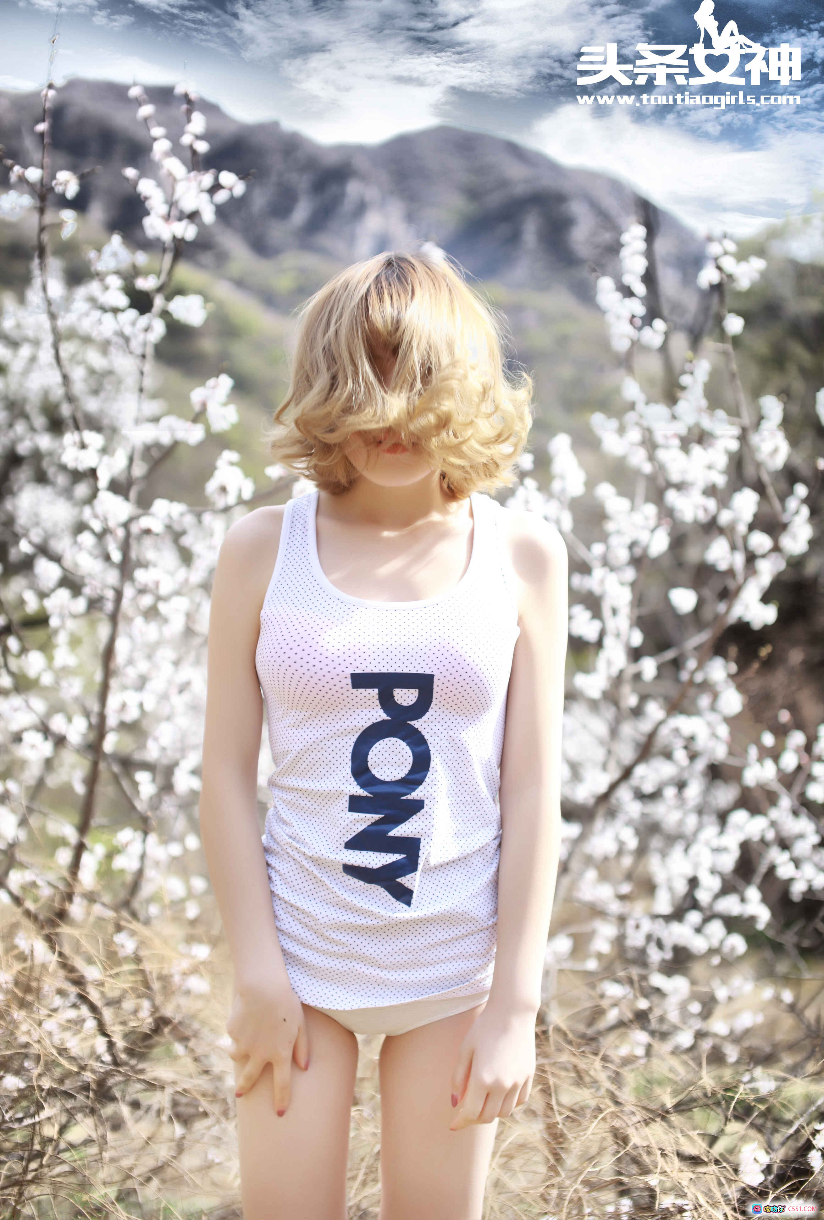 图片[8] - 头条女神哈拿野外写真：清新短发白裙少女自然坐姿樱花背景甜美笑容63P高清图集 - 就要吻