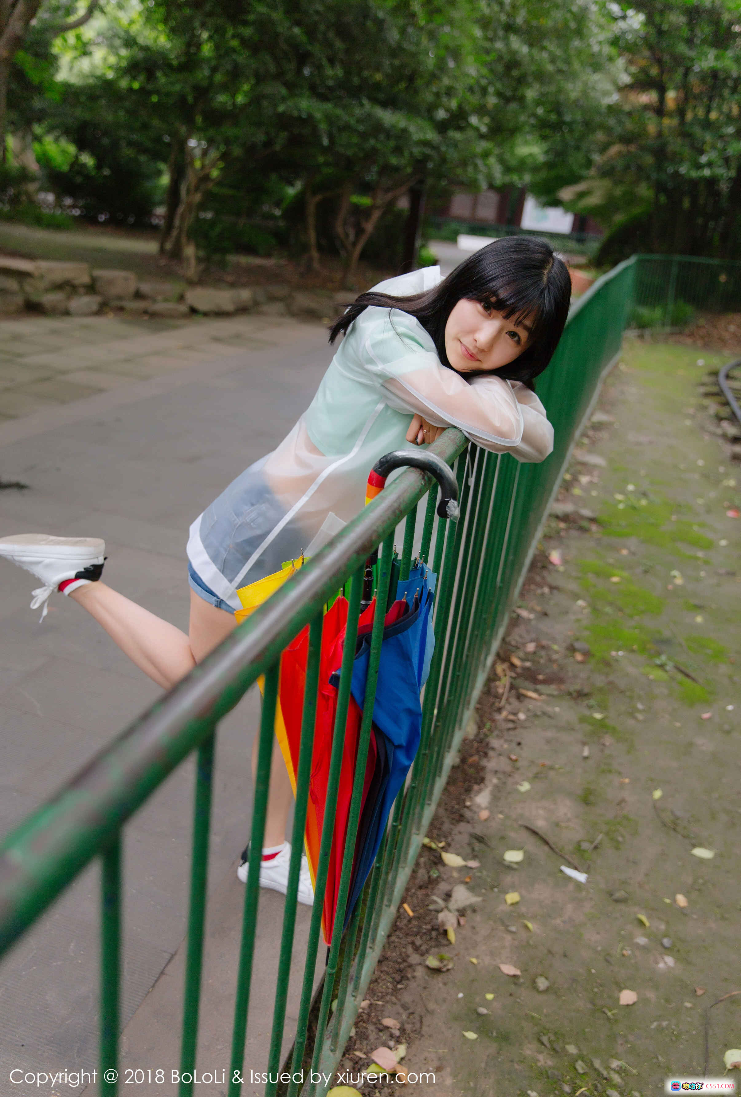 BoLoli波萝社Vol.106球球户外清新写真 透明雨衣彩虹伞绿栏杆自然风少女摄影2018 - 就要吻
