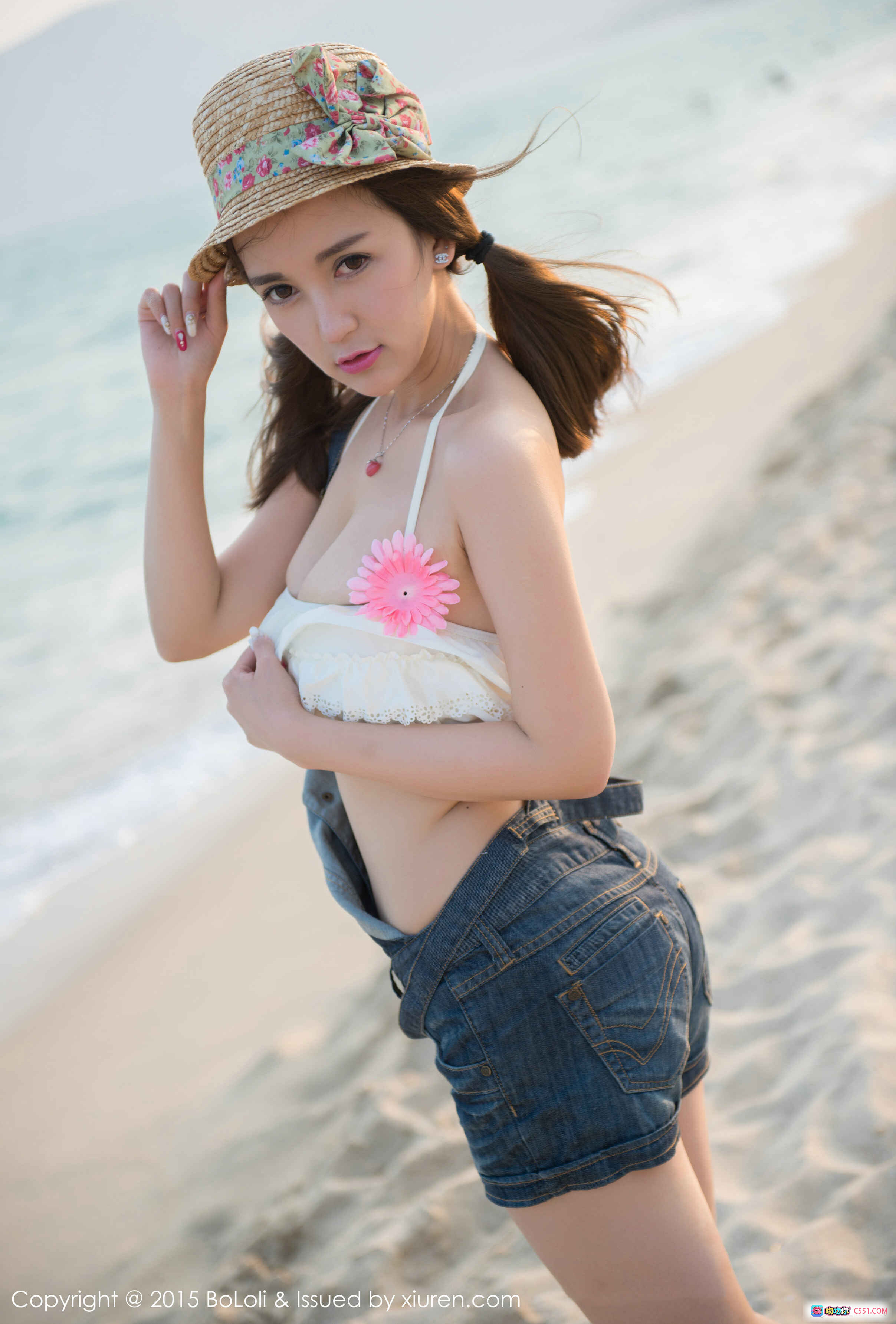 图片[4] - BoLoli波萝社2015.04.24 Vol.015小潘鼠沙滩写真 白色荷叶边比基尼+牛仔背带短裤 粉花点缀 清新性感少女风 - 就要吻