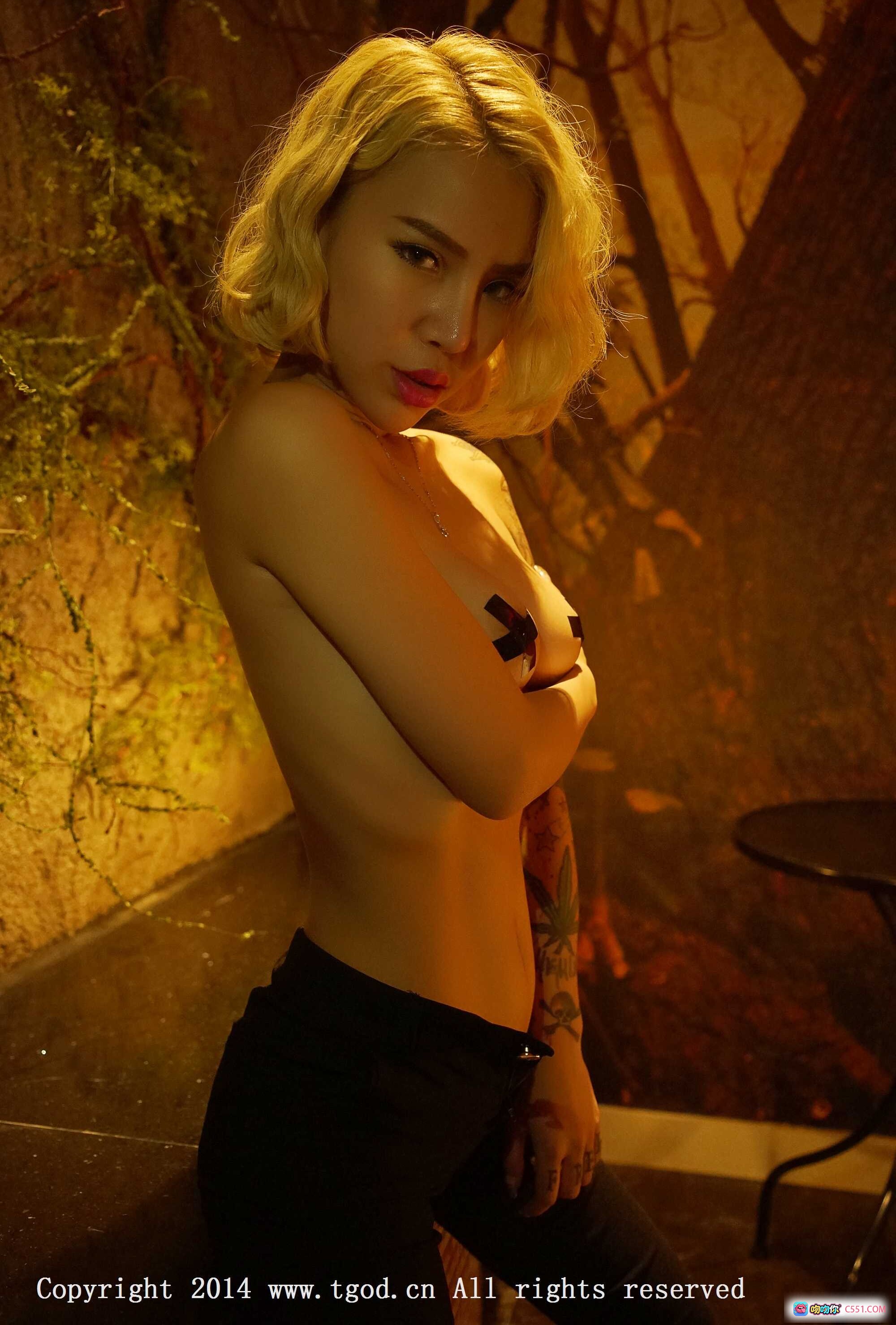 金发性感女郎夜景写真 | 露肩黑裤纹身造型 | 暖光森林背景 | TGOD 2014版权 - 就要吻
