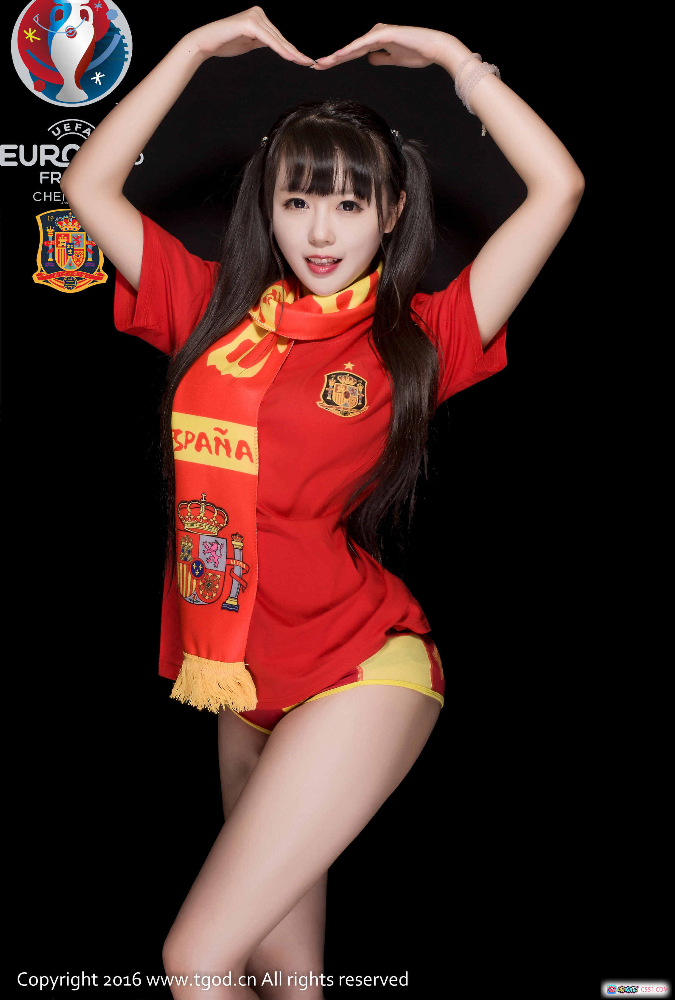 西班牙足球宝贝性感写真｜红黄队服+围巾应援｜双马尾比心姿势｜TGOD推女神2016经典图集 - 就要吻