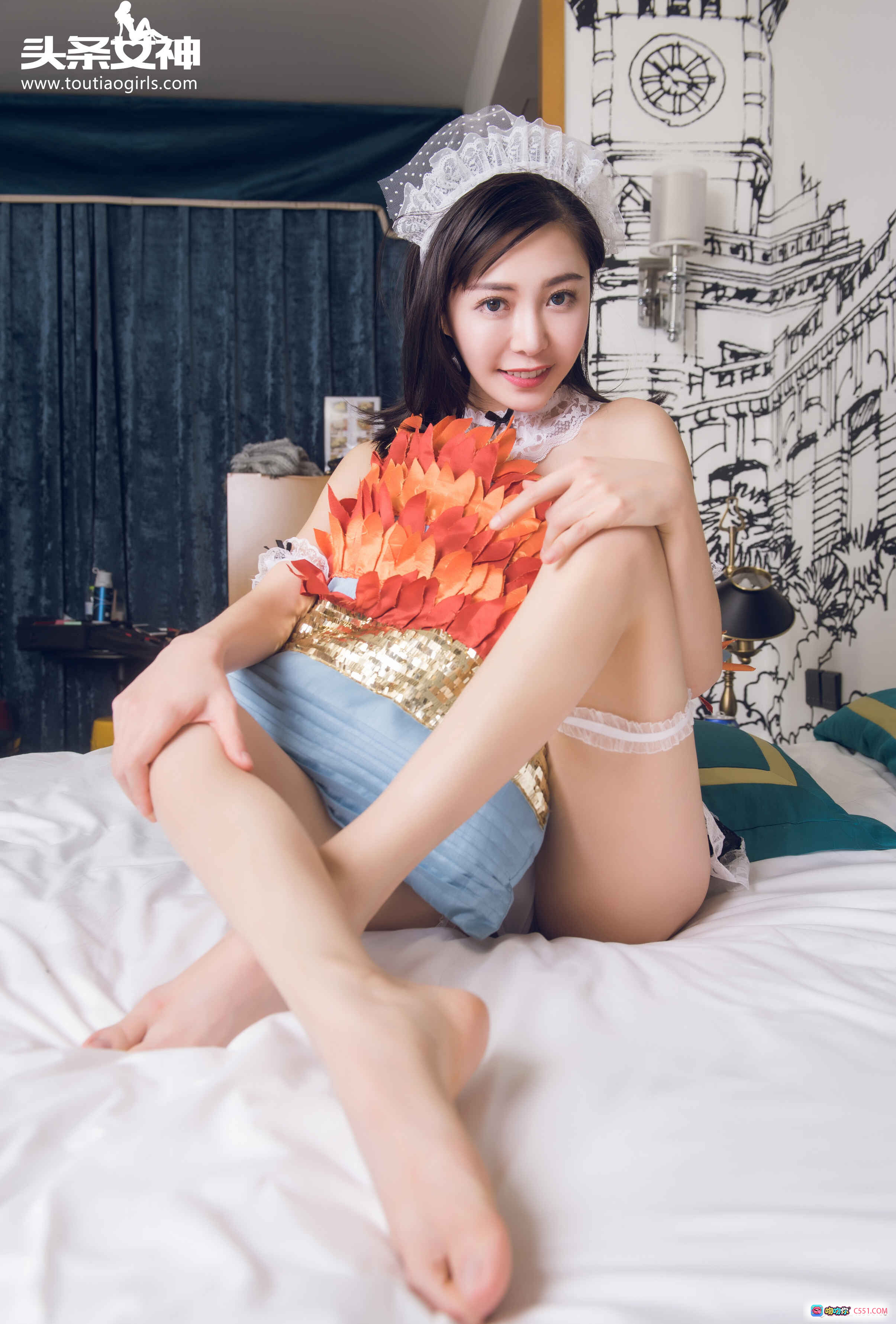 图片[4] - 头条女神小爱2016写真：火焰裙+蕾丝头饰+床拍美腿+手绘墙背景+精致妆容 - 就要吻