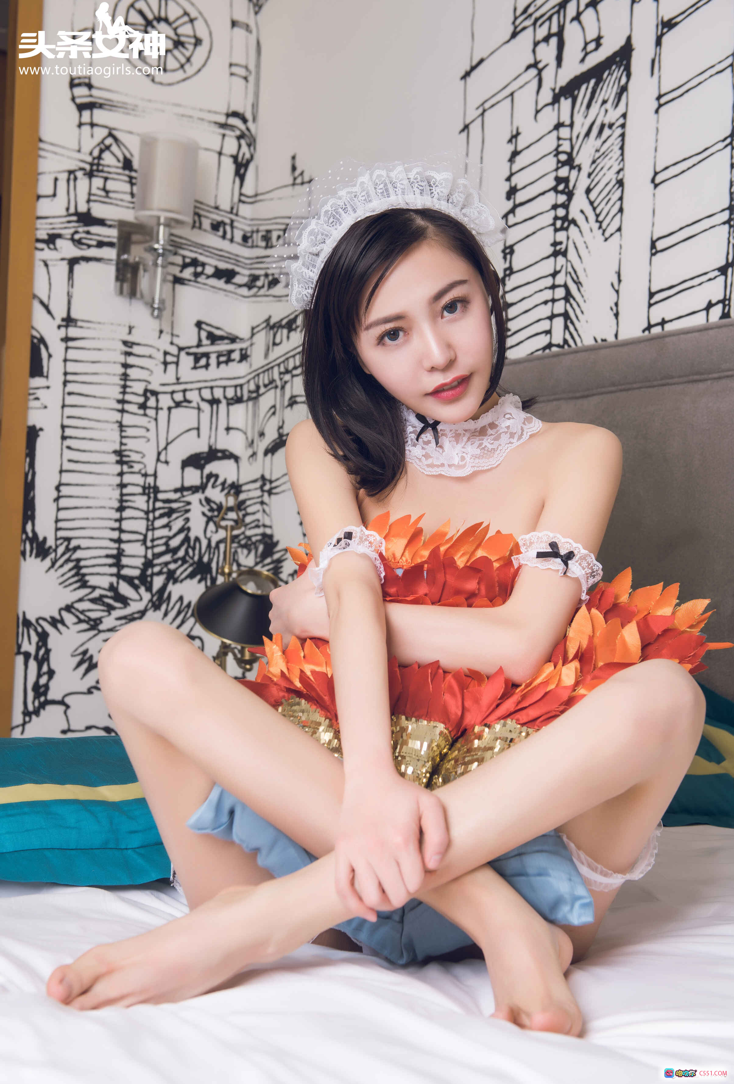 图片[2] - 头条女神小爱2016写真：火焰裙+蕾丝头饰+床拍美腿+手绘墙背景+精致妆容 - 就要吻