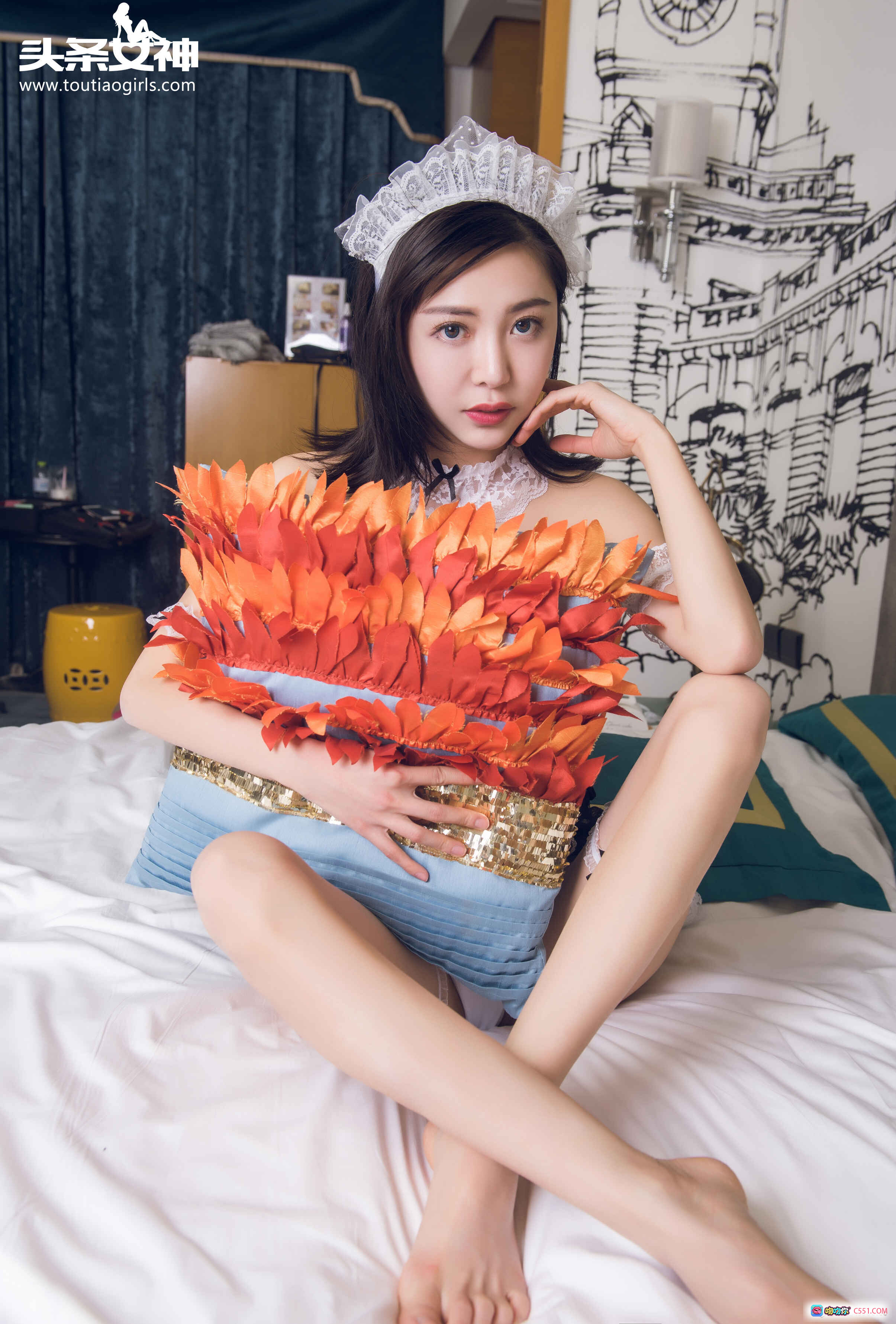 图片[8] - 头条女神小爱2016写真：火焰裙+蕾丝头饰+床拍美腿+手绘墙背景+精致妆容 - 就要吻