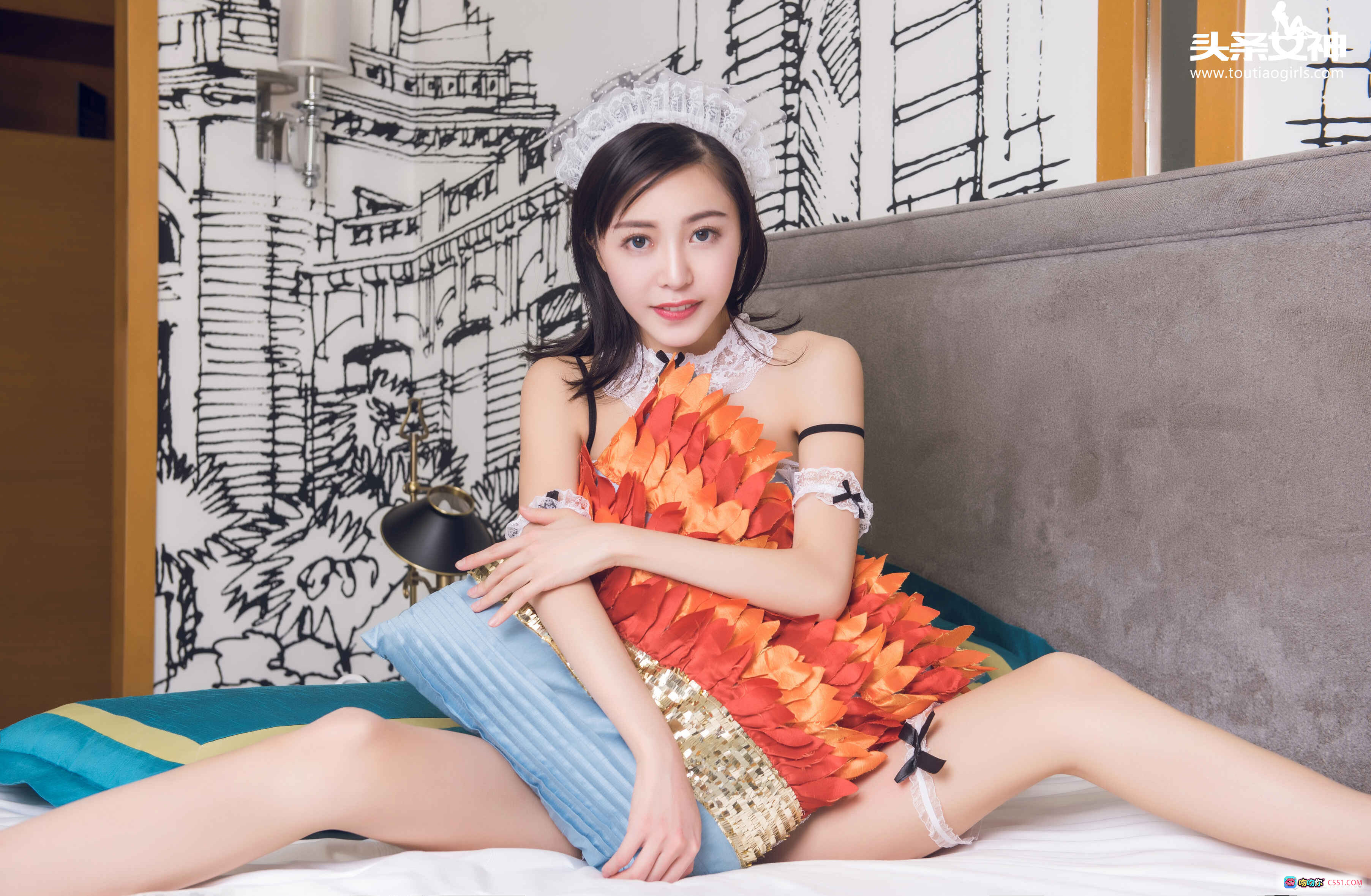 头条女神小爱2016写真：火焰裙+蕾丝头饰+床拍美腿+手绘墙背景+精致妆容 - 就要吻