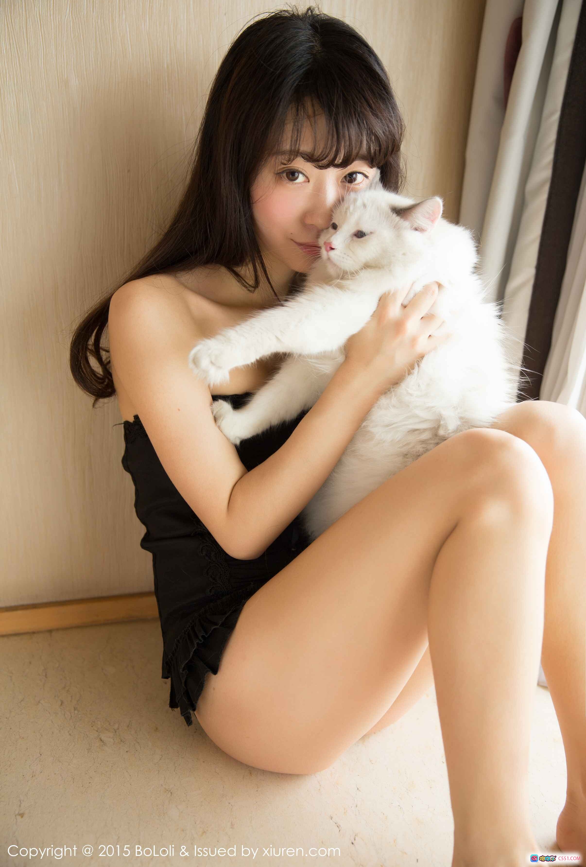 BoLoli波萝社朱忆音2015写真Vol.040 黑色吊带裙抱白猫少女温柔居家风高清美图 - 就要吻