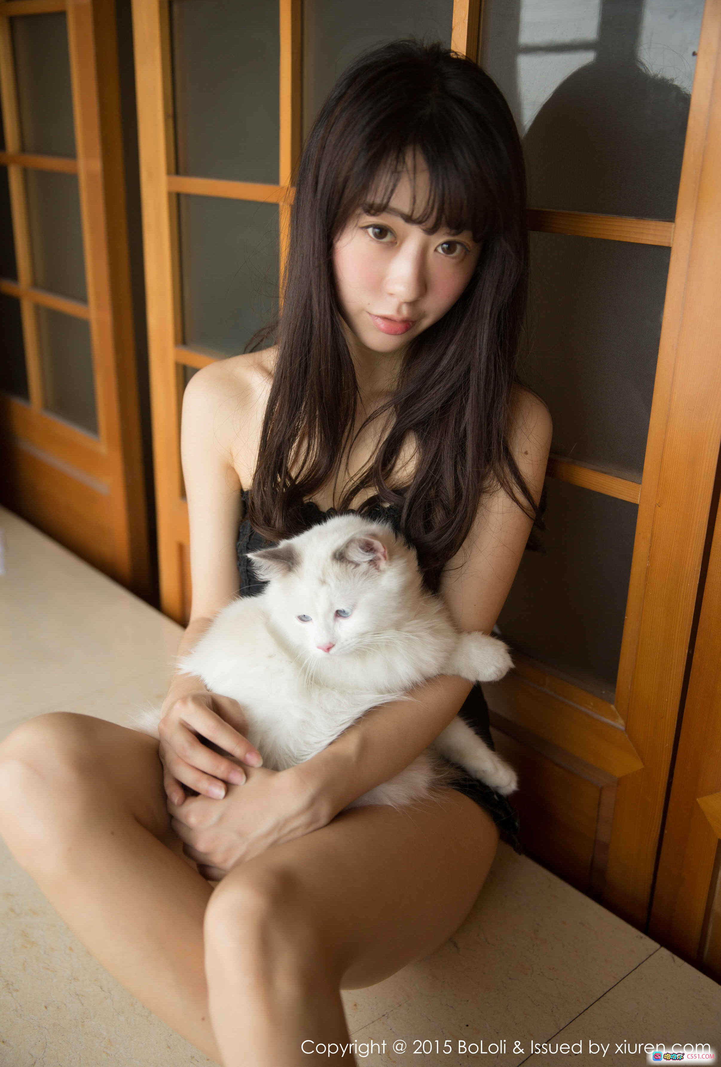 图片[9] - BoLoli波萝社朱忆音2015写真Vol.040 黑色吊带裙抱白猫少女温柔居家风高清美图 - 就要吻