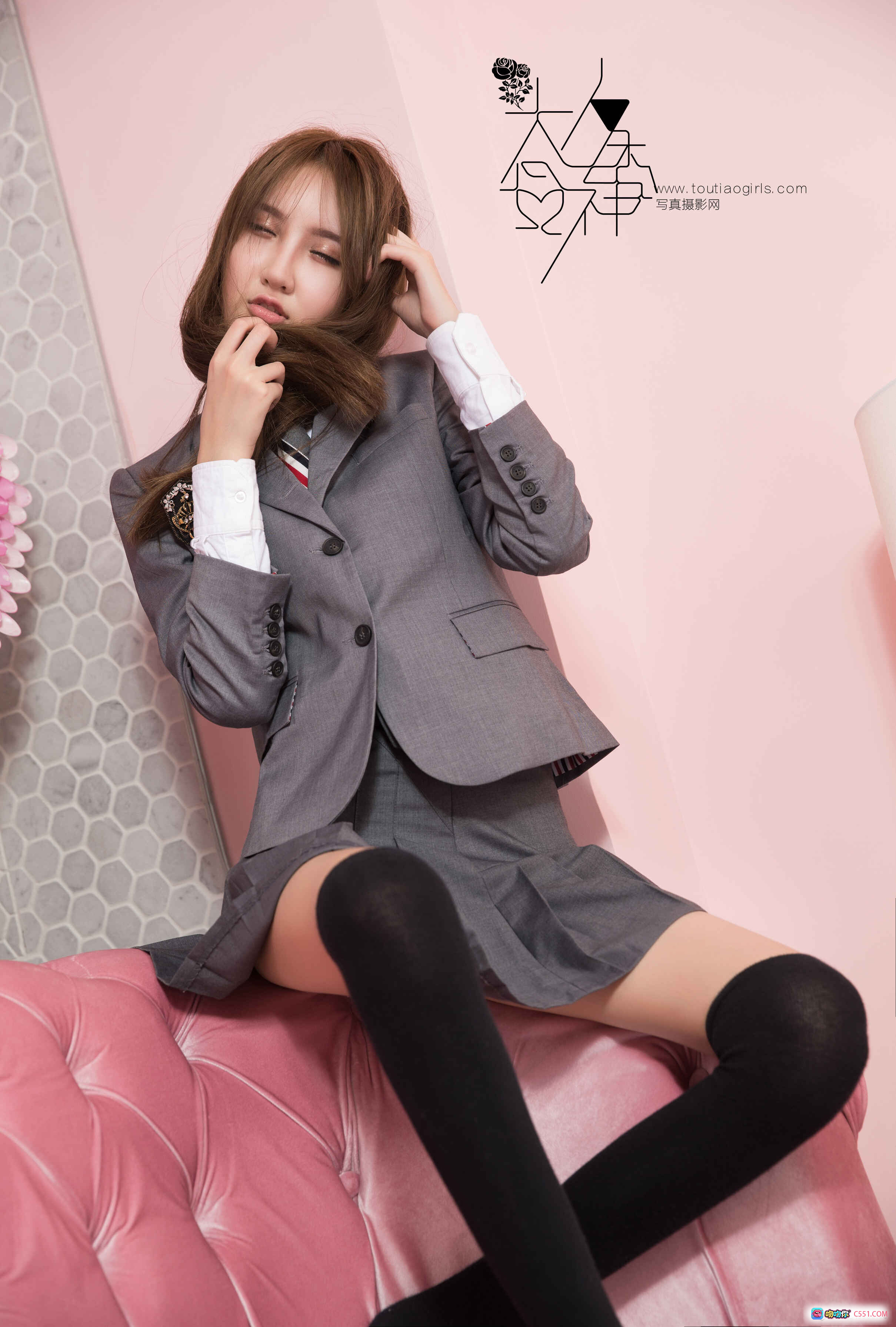 图片[9] - 头条女神梁芮溪粉色沙发写真·灰色制服黑丝美腿·2016年11月28日精选24P - 就要吻