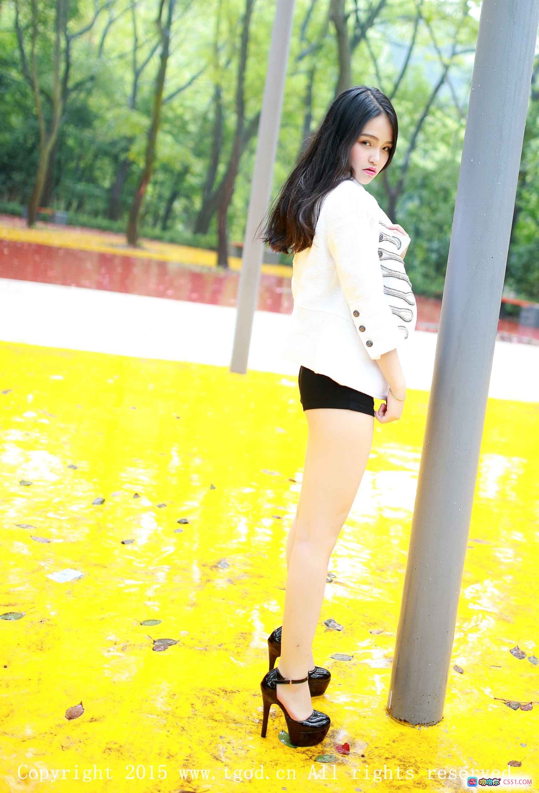 图片[7] - 阳光宝贝佩佩Cassie户外写真 | 蓝色背心牛仔短裤清新自然风 | 石墙绿藤背景甜美少女感 - 就要吻