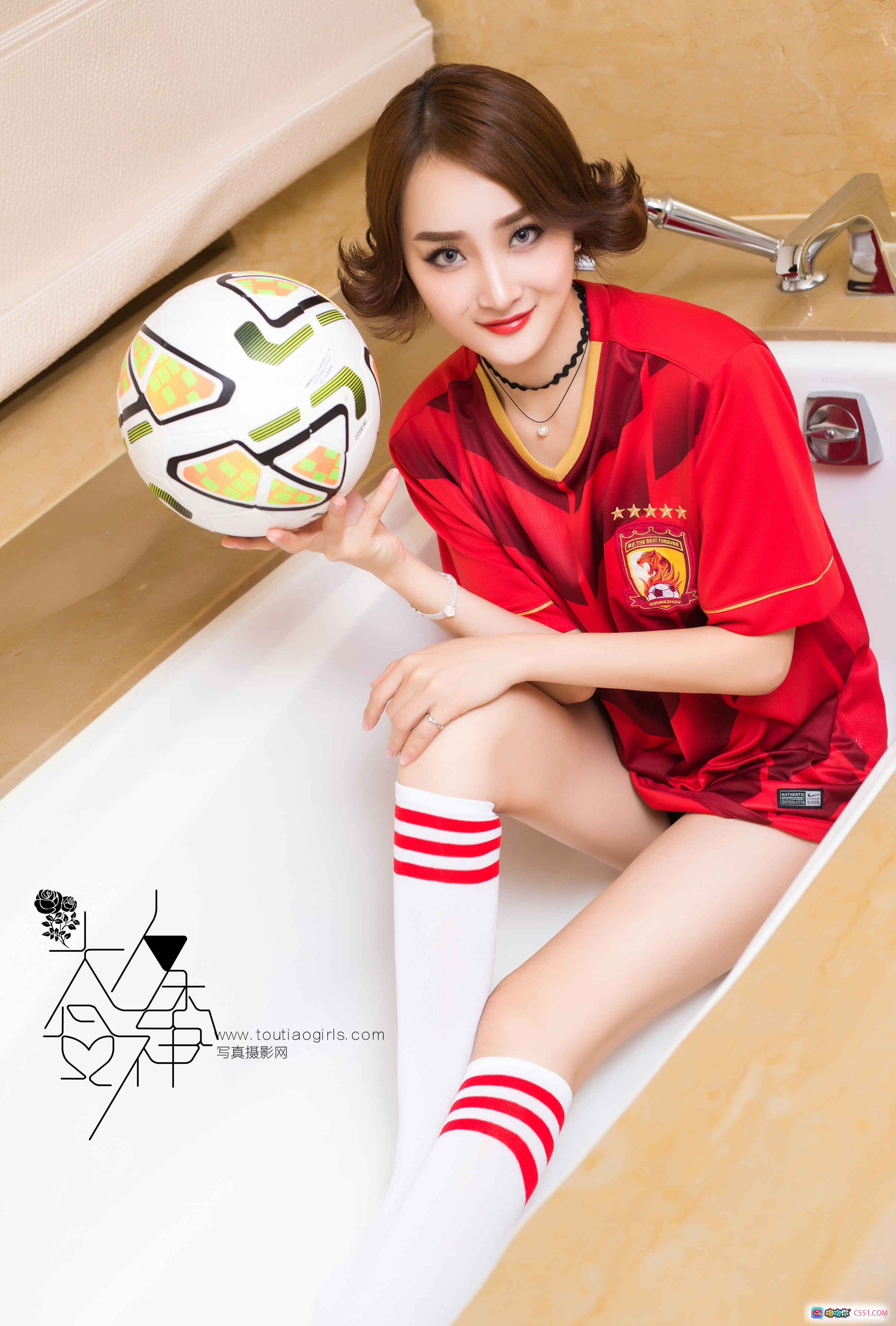 图片[8] - 小红魔宝宝周营莹浴缸写真｜红色球衣足球主题性感私房照｜TouTiao头条女神2016精选图集 - 就要吻