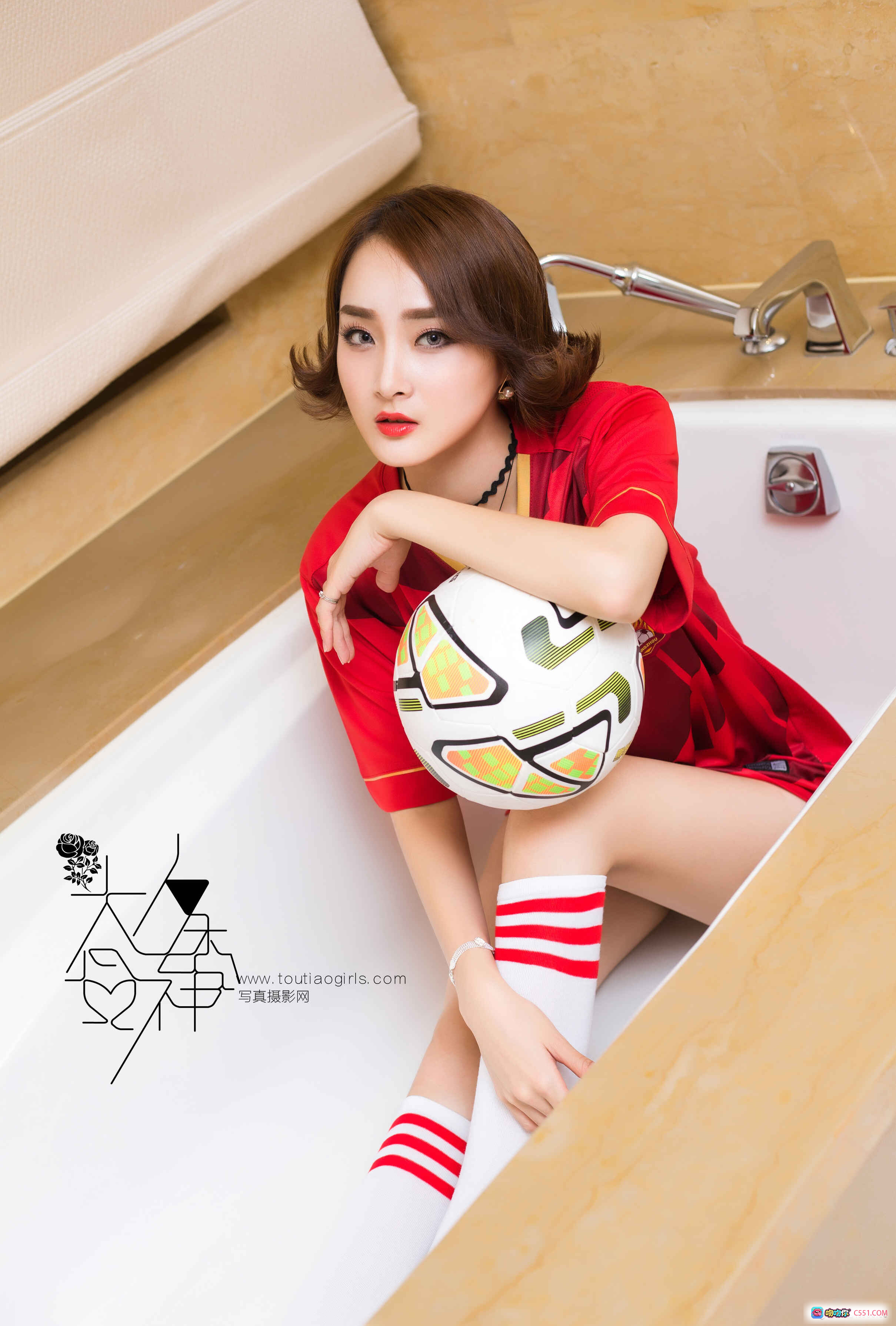 图片[3] - 小红魔宝宝周营莹浴缸写真｜红色球衣足球主题性感私房照｜TouTiao头条女神2016精选图集 - 就要吻