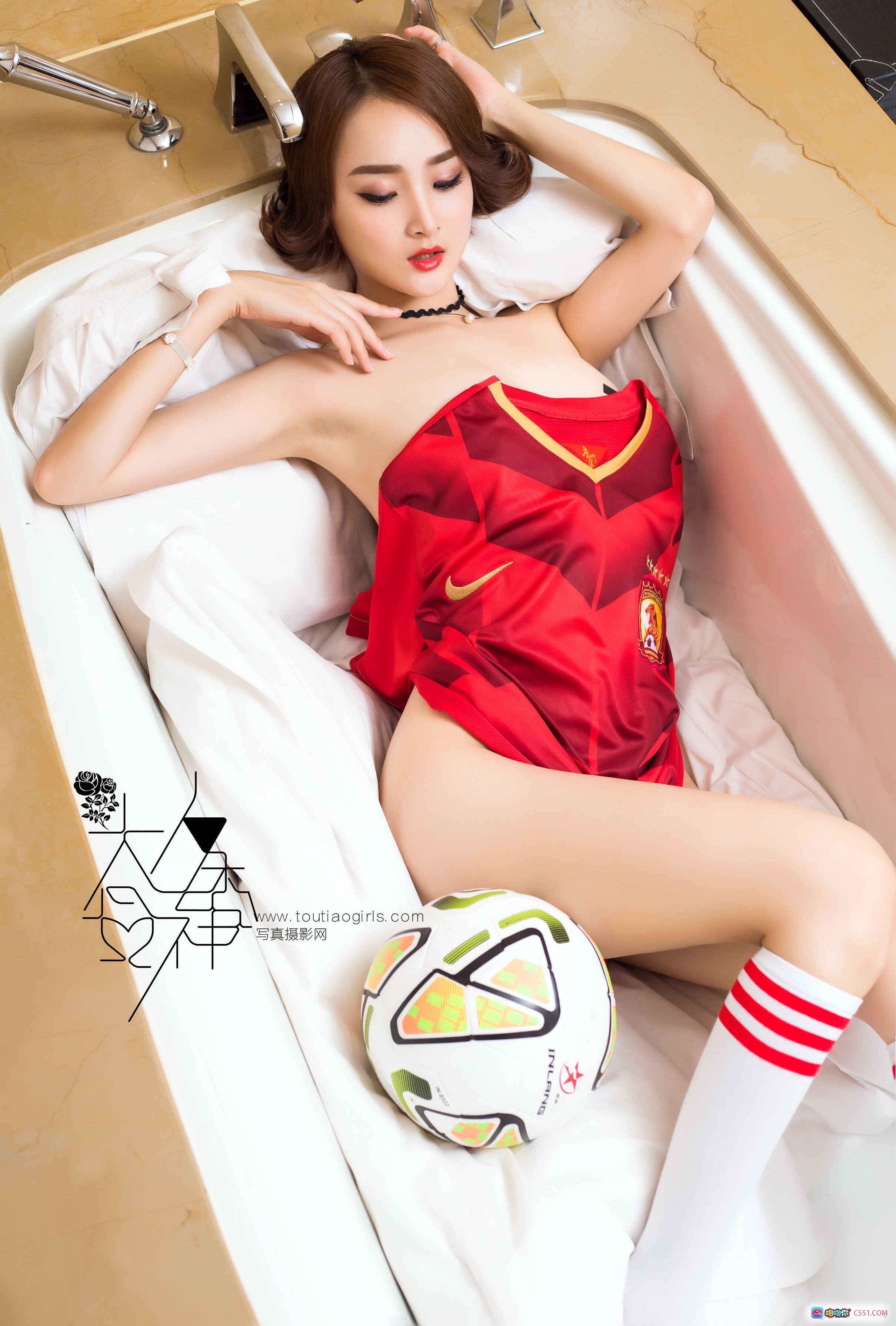 小红魔宝宝周营莹浴缸写真｜红色球衣足球主题性感私房照｜TouTiao头条女神2016精选图集 - 就要吻