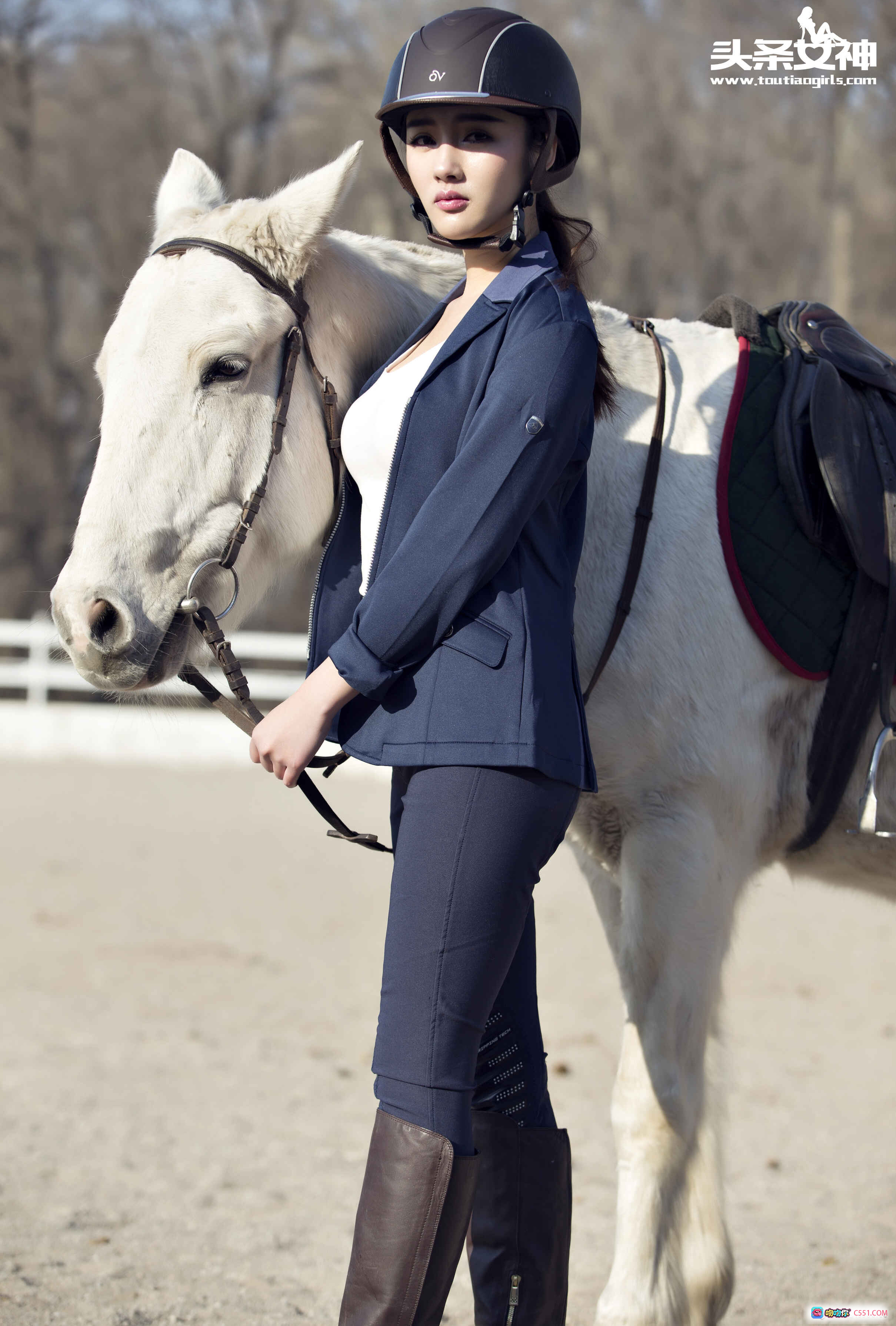 图片[9] - 头条女神郭婉婷马场写真：青春优雅与骏马相伴，深蓝西装粉缰绳，自然光影质感大片 - 就要吻