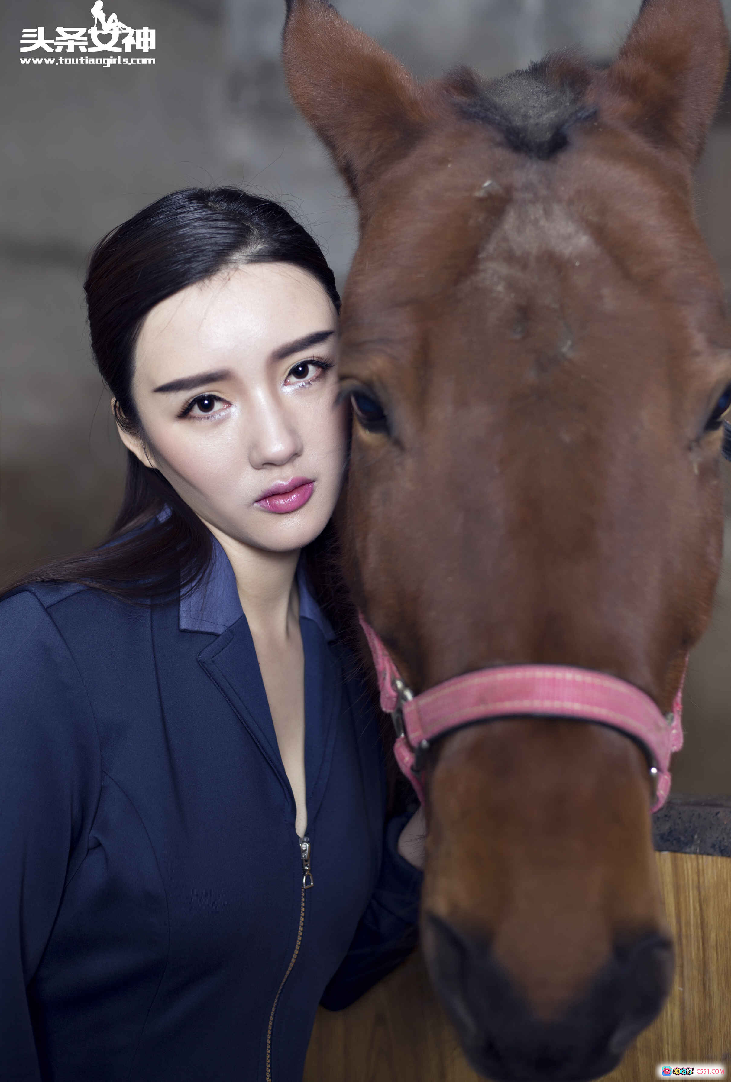 头条女神郭婉婷马场写真：青春优雅与骏马相伴，深蓝西装粉缰绳，自然光影质感大片 - 就要吻