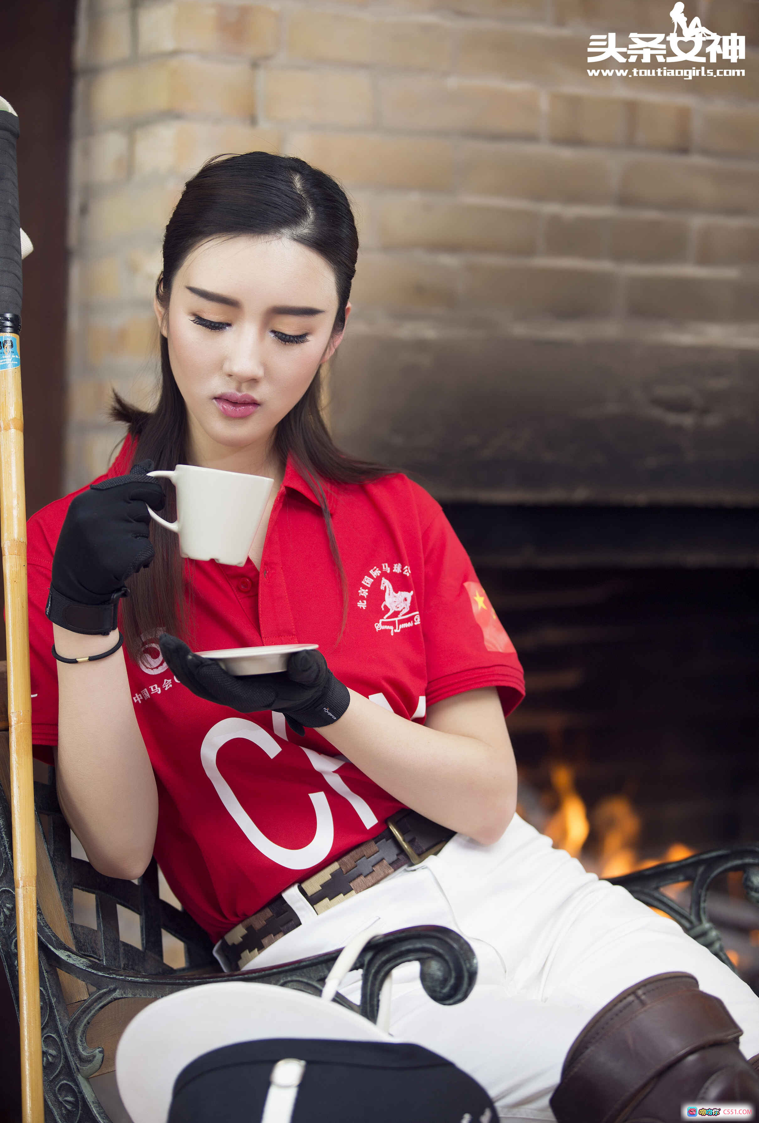 图片[5] - 头条女神郭婉婷马场写真：青春优雅与骏马相伴，深蓝西装粉缰绳，自然光影质感大片 - 就要吻