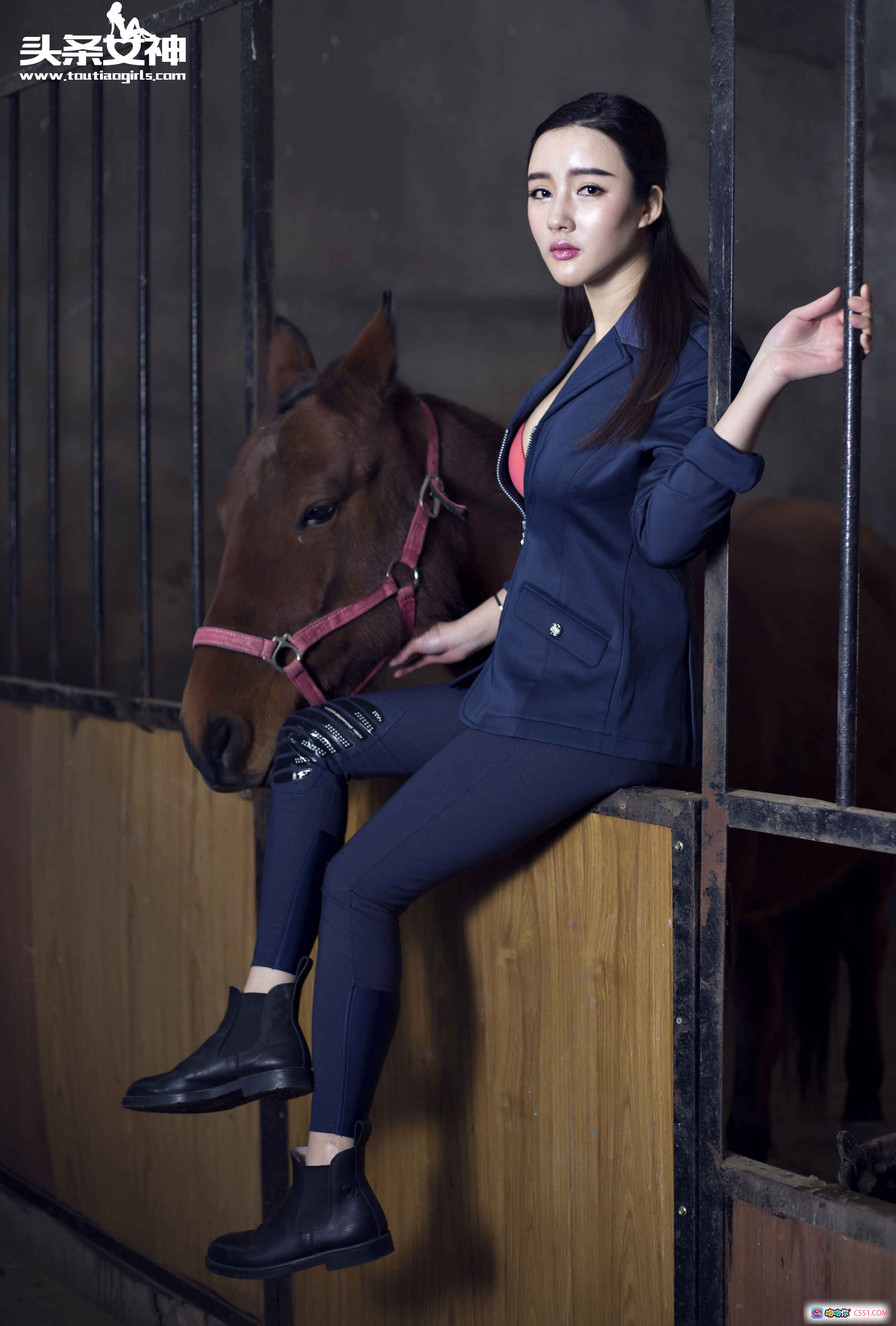 图片[6] - 头条女神郭婉婷马场写真：青春优雅与骏马相伴，深蓝西装粉缰绳，自然光影质感大片 - 就要吻