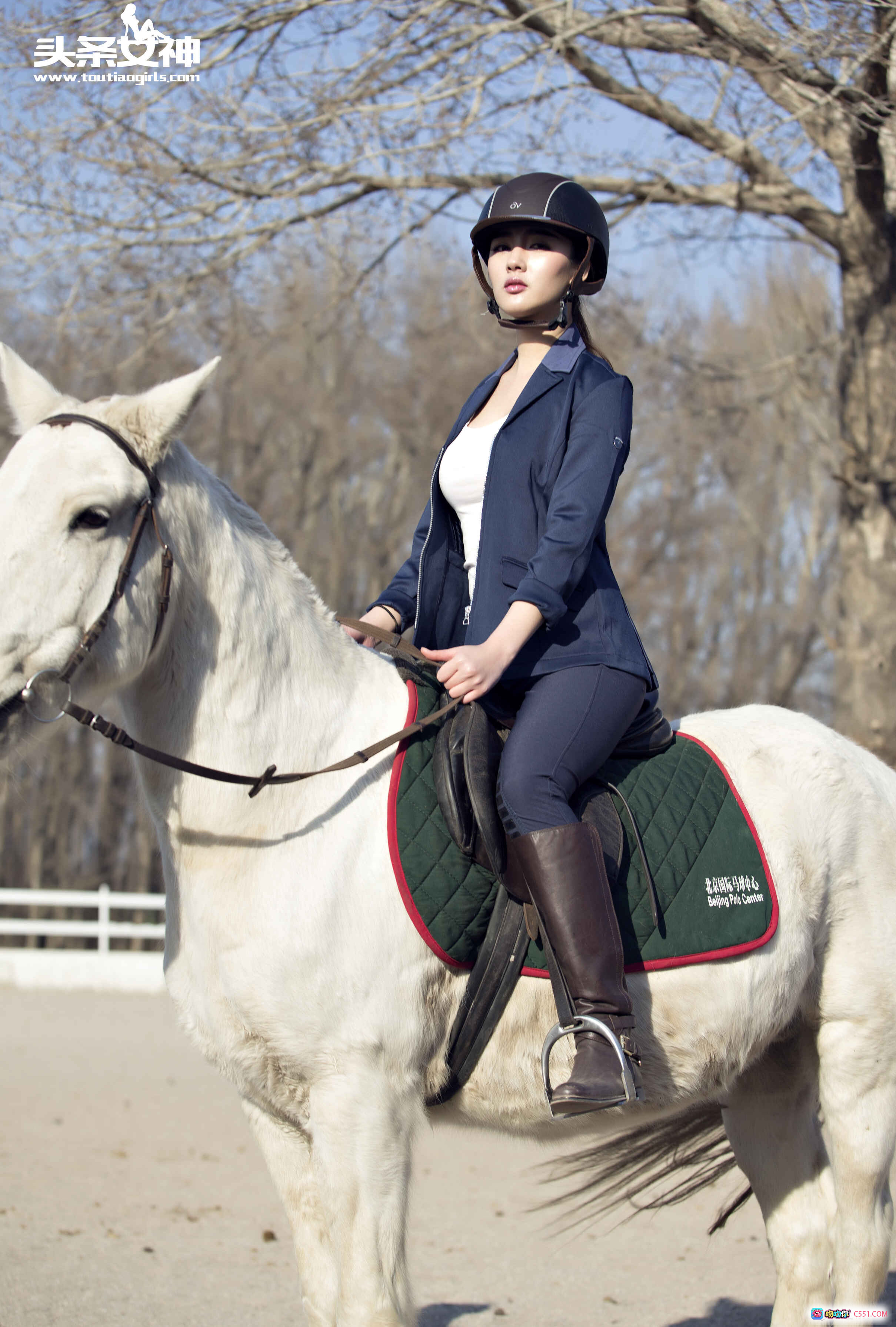 图片[4] - 头条女神郭婉婷马场写真：青春优雅与骏马相伴，深蓝西装粉缰绳，自然光影质感大片 - 就要吻